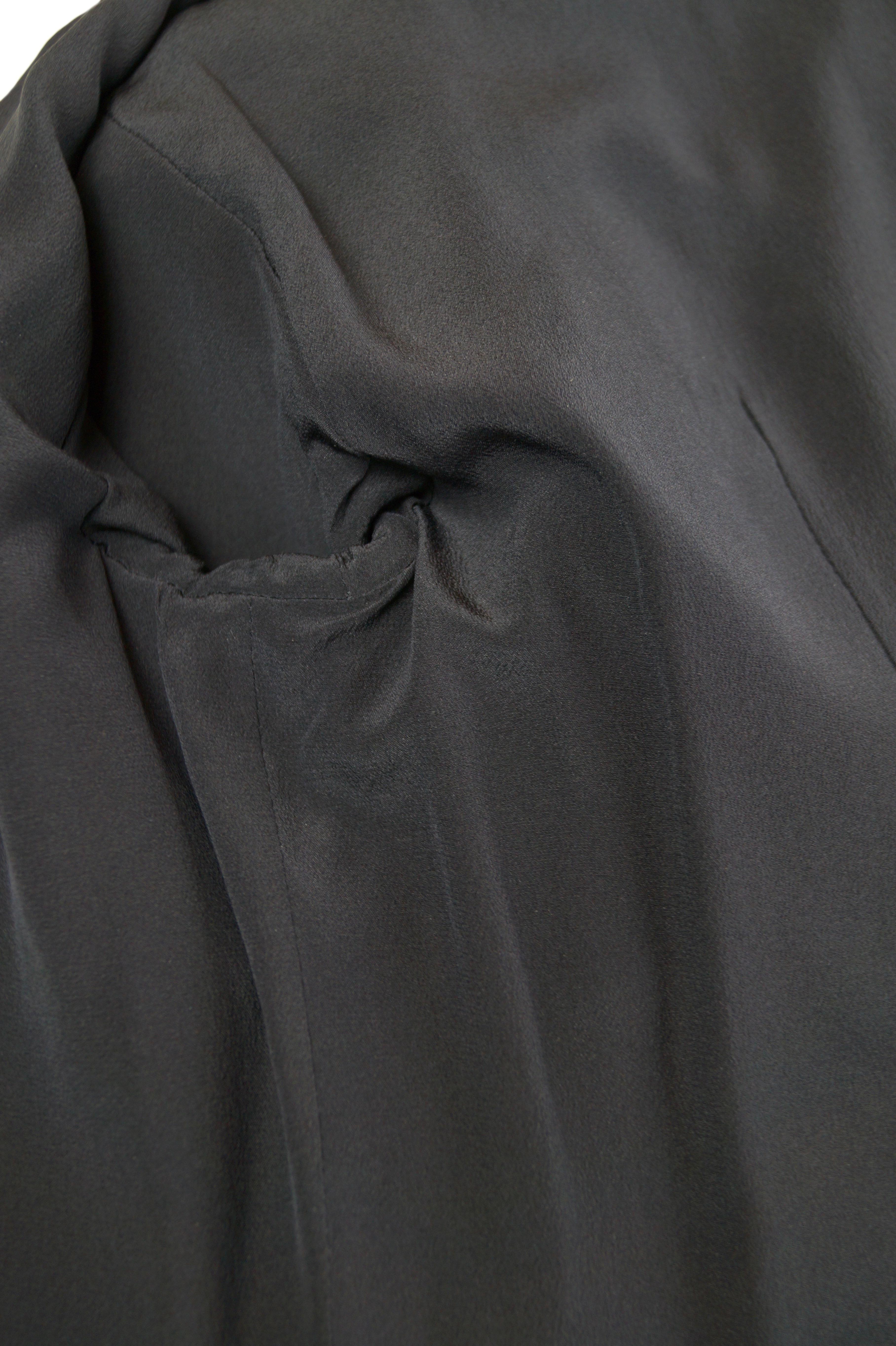 VERSACE Mantel und Kleid in Schwarz und Weiß H/W 2011 im Angebot 16