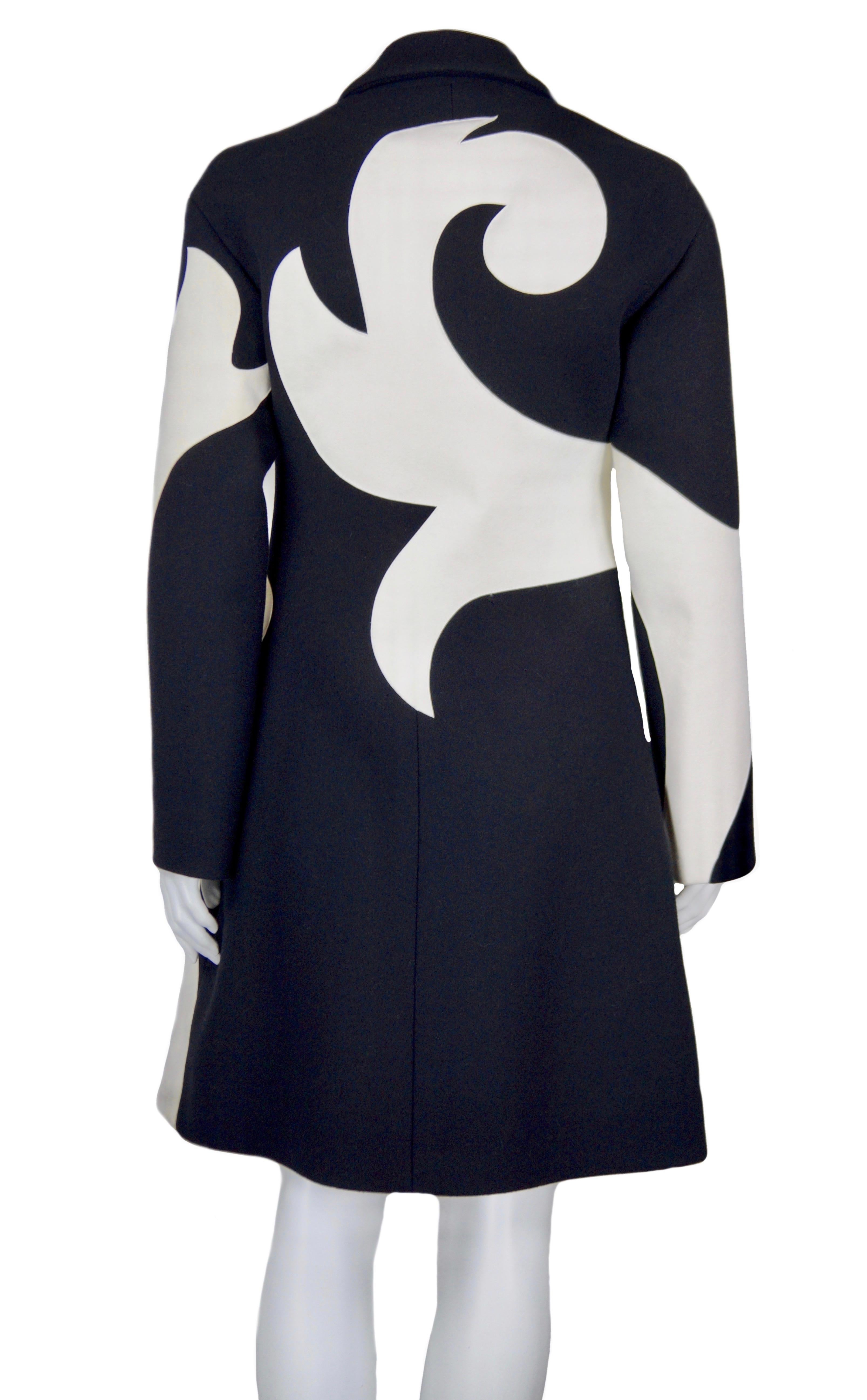 VERSACE Mantel und Kleid in Schwarz und Weiß H/W 2011 Damen im Angebot