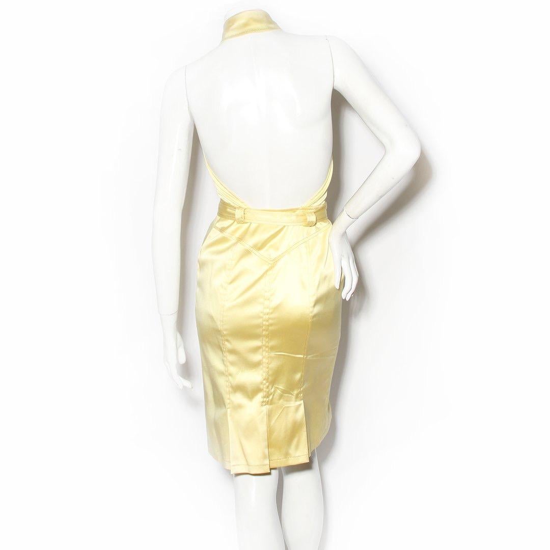 Vestito Versace by Donatella Versace 
Collezione Primavera/Estate 2005 
Come visto sulla modella Natasha Poly nello show 
Prodotto in Italia 
Raso giallo lucido 
Stile collo halter 
Scollo con colletto 
Chiusure a scatto Medusa dorate sul davanti