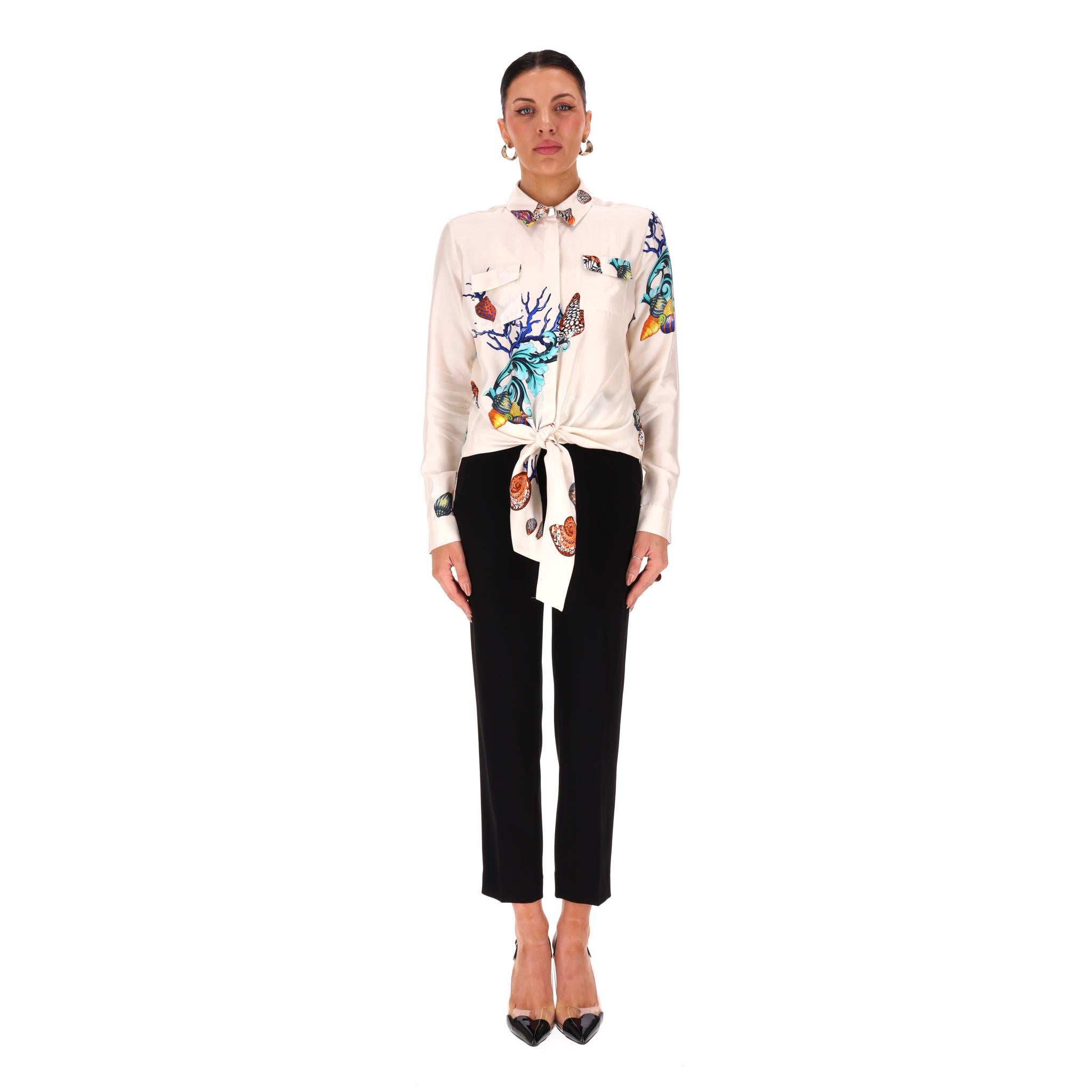 Versace Collection Barocco Meer Seidenhemd

Elfenbeinfarbenes Hemd aus luxuriöser Seide mit einem mehrfarbigen, vom Barock inspirierten Korallenriffdruck.

Mit klassischem Spitzkragen, langen Ärmeln und Knopfverschluss in der Mitte.

Mit einem