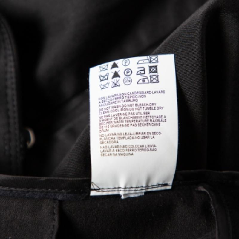 Ce superbe pantalon de la Collectional de la Maison Versace sera votre choix préféré en un rien de temps ! Elles sont confectionnées en coton mélangé noir et dotées d'un ourlet froncé. Ils sont dotés d'une fermeture à glissière et de deux poches