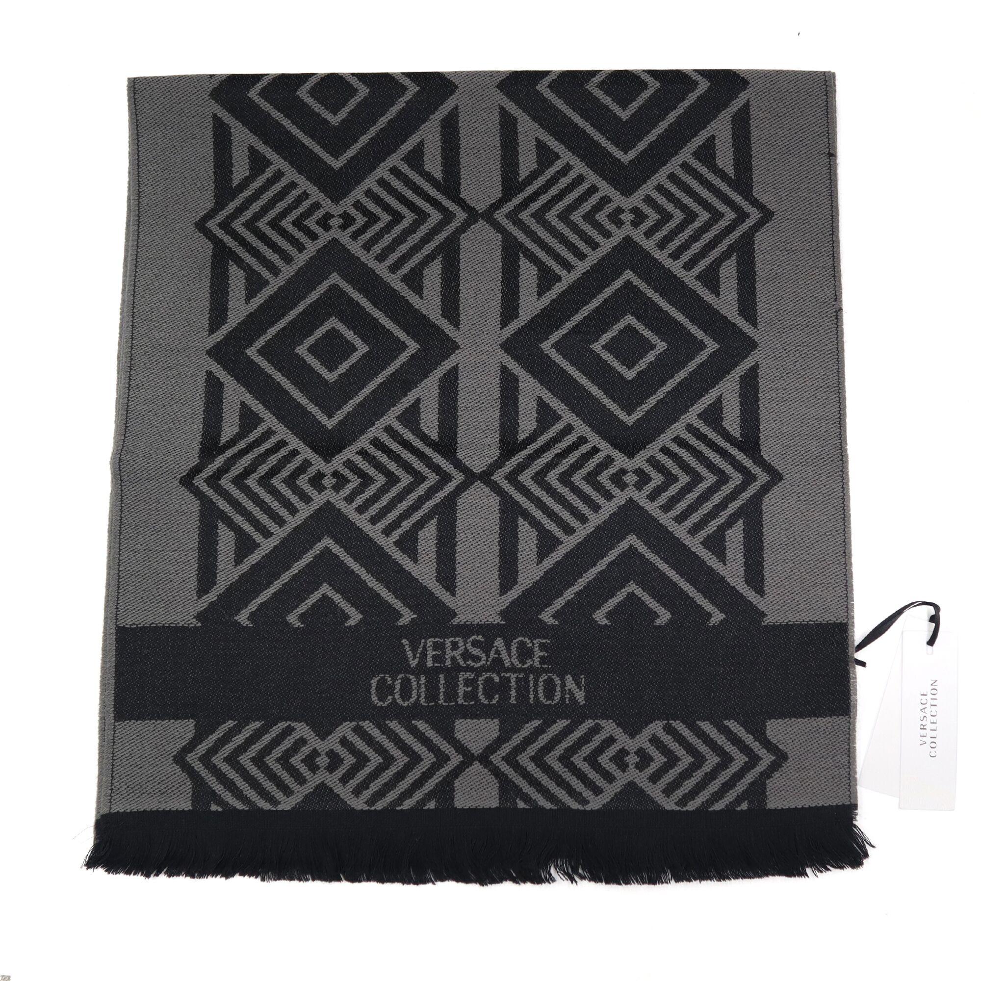 Versace Collection Black & Grey Mens Scarf ISC40R1WIT02856I4019  In New Condition In New York, NY