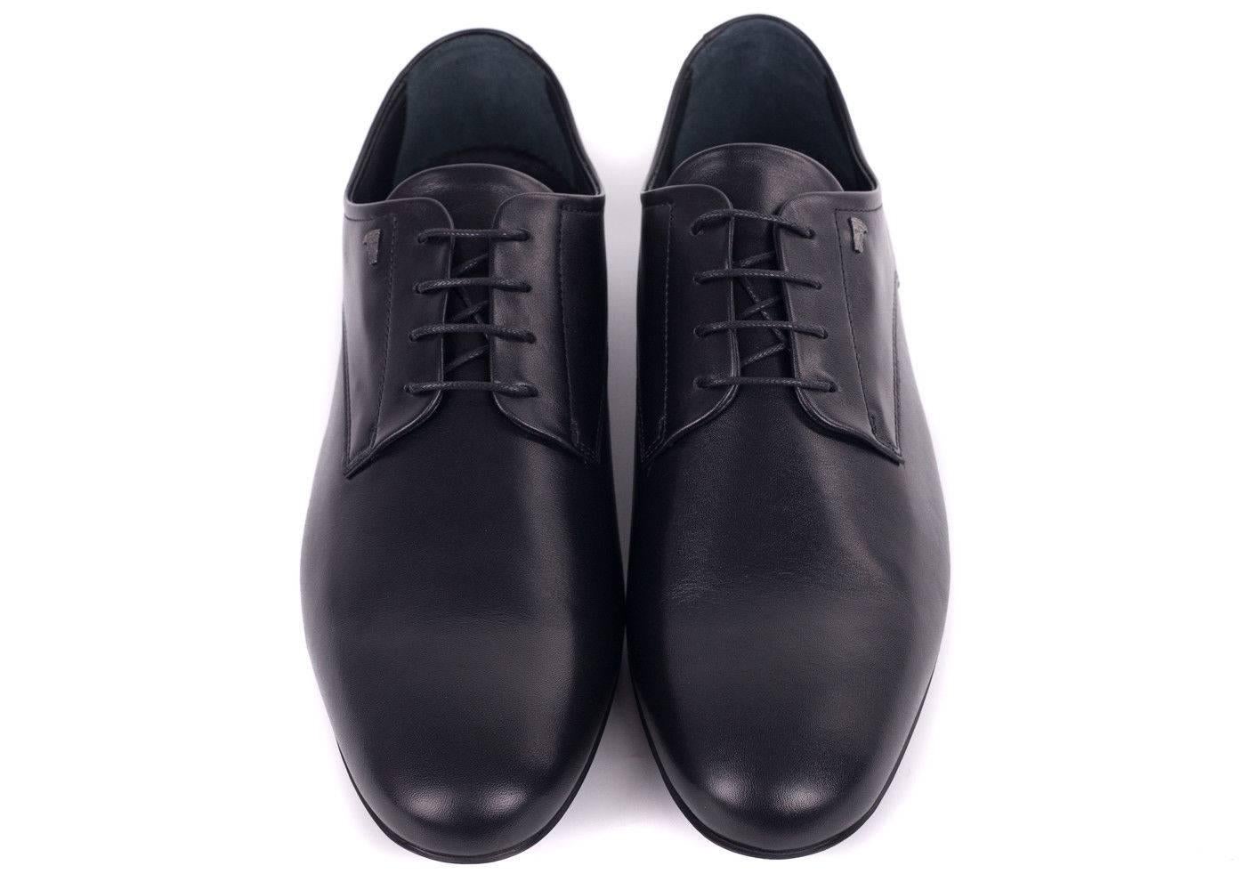 Arrive prepared for the event or occasion in your Versace Collection Derby's. This streamlined leather pair features a smooth genuine leather base, small medusa head emblem, and tonal laces. You can pair these shoes with stuctured trousers and