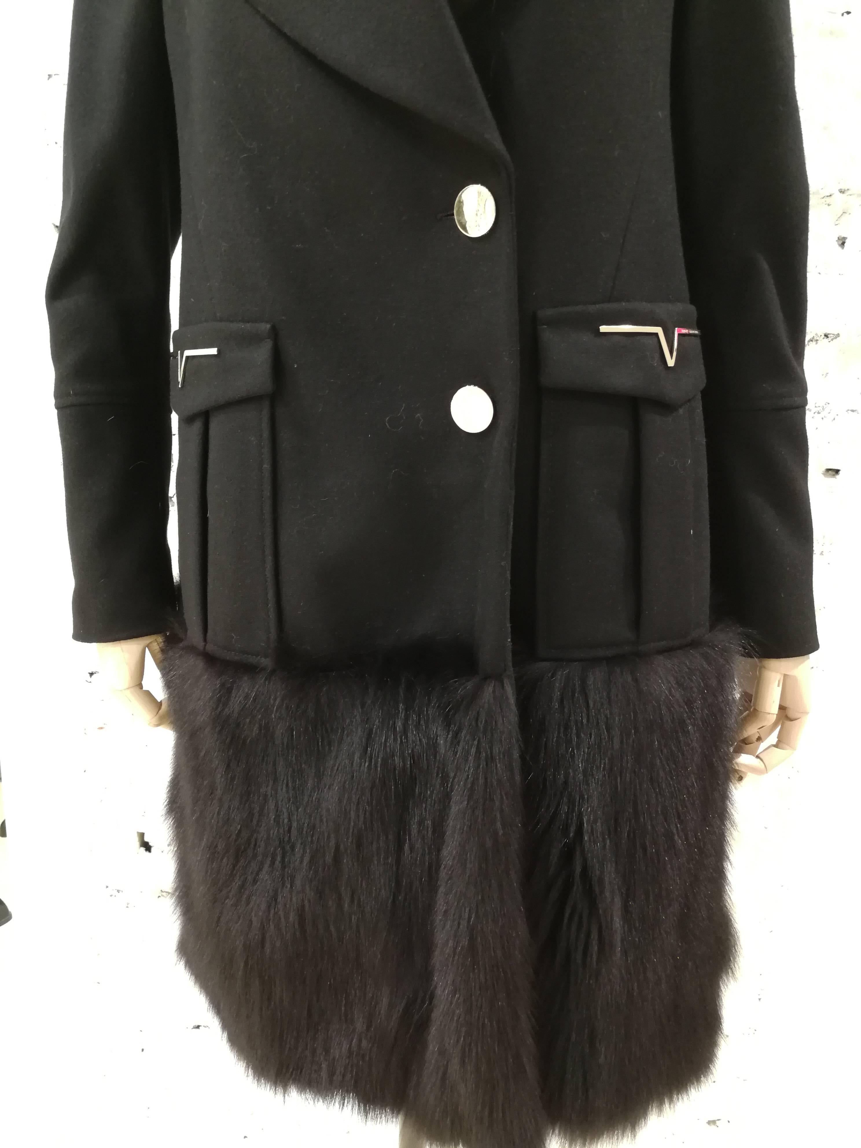 Versace Collection Black Wool and Fox Coat

Versace totally made in italy black wool coat

Real fox fur

Size: 40