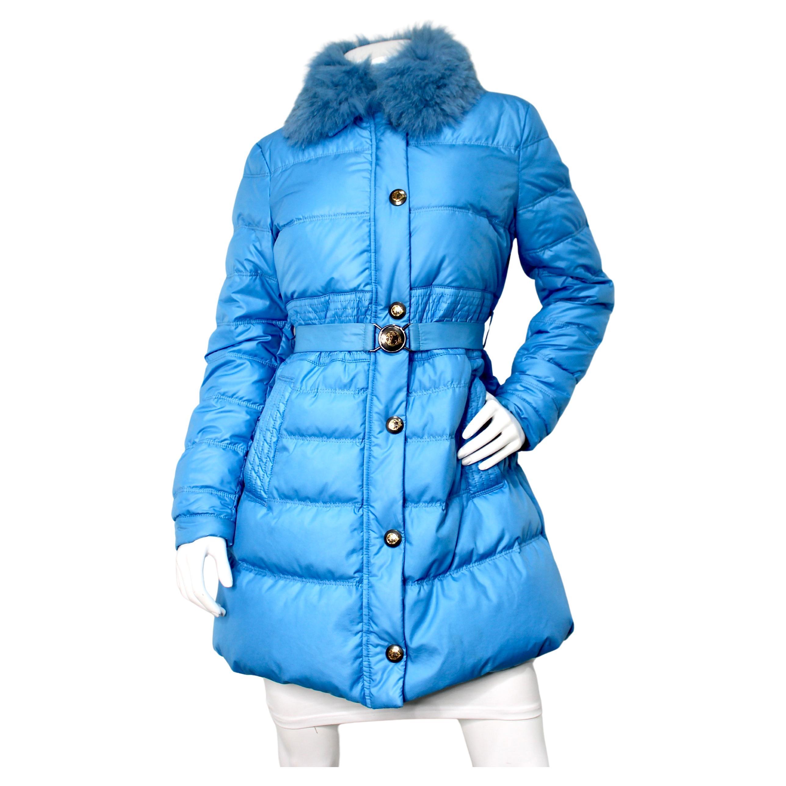 Versace Collection Blauer Daunen-Puffermantel mit Gürtel und Fuchsfell circa 2013 im Angebot