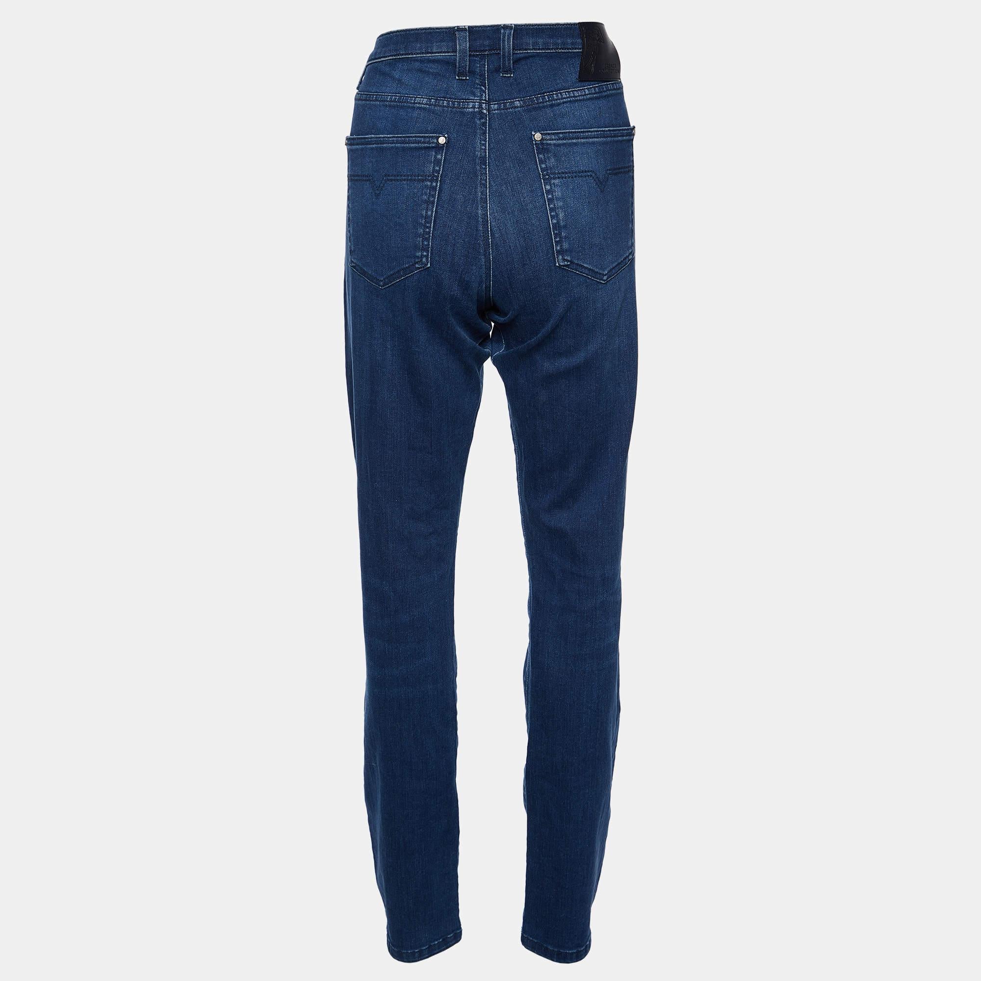 Tu armario nunca puede estar completo sin un buen par de vaqueros como éste. Confeccionado con los mejores materiales, este par presenta detalles clásicos, un cierre fácil y bolsillos. Combínalo con tus camisetas informales.