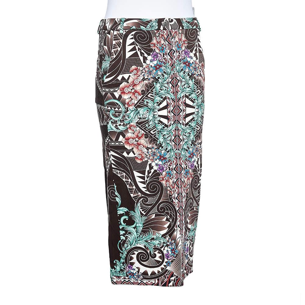 Look classy and radiant with this attractive skirt from Versace Collection. This piece made from blended fabric is perfect for a causal day out. This skirt is designed for fashionable and modern girls.

