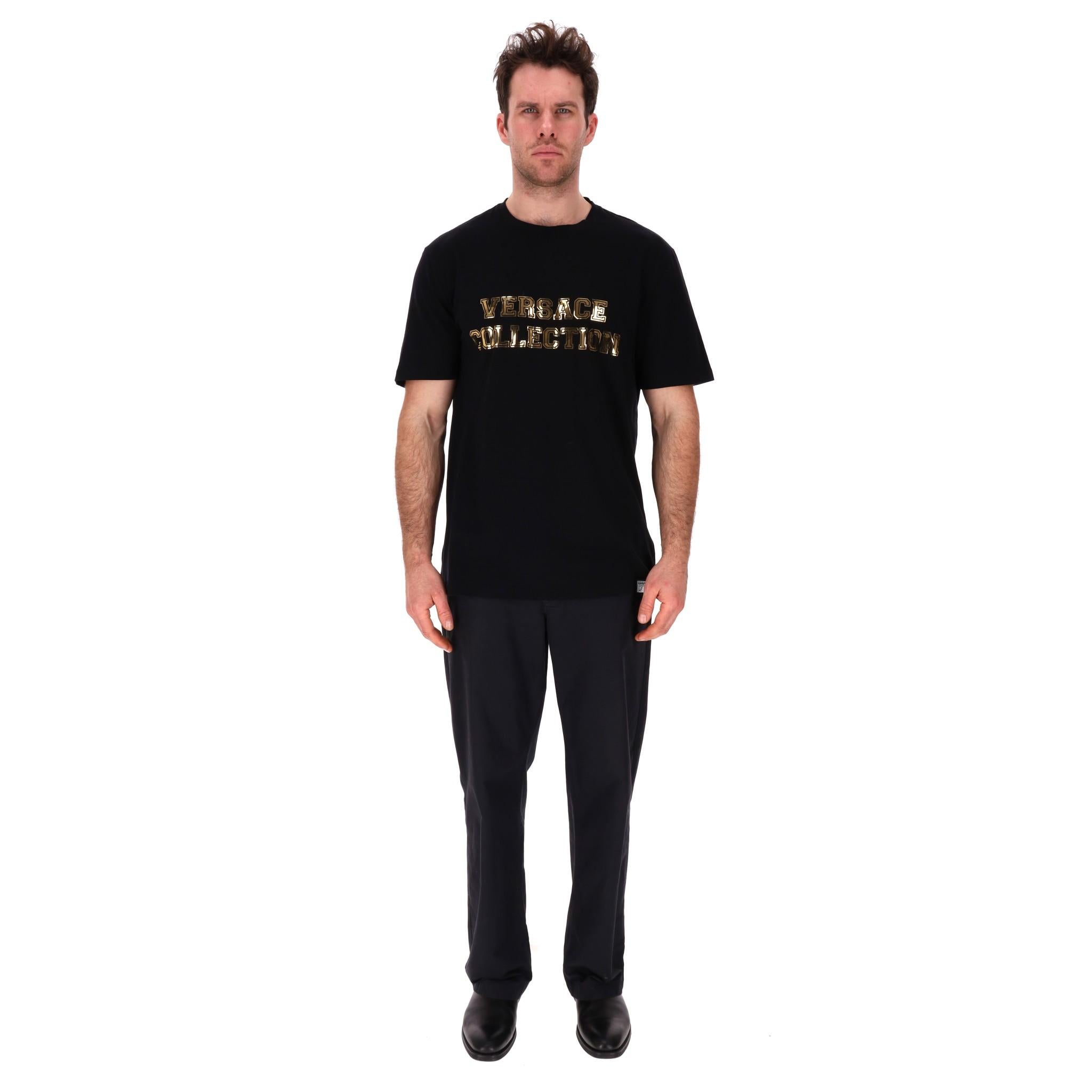 Versace Collection Cotton Logo T-Shirt 

Black t-shirt crafted from cotton with gold 'Versace Collection' logo print to the chest.

Shirt sleeves, crew neckline and regular-fit. Rrp Approx. £250

Size – XXXL

Condition – Very Good

Composition –