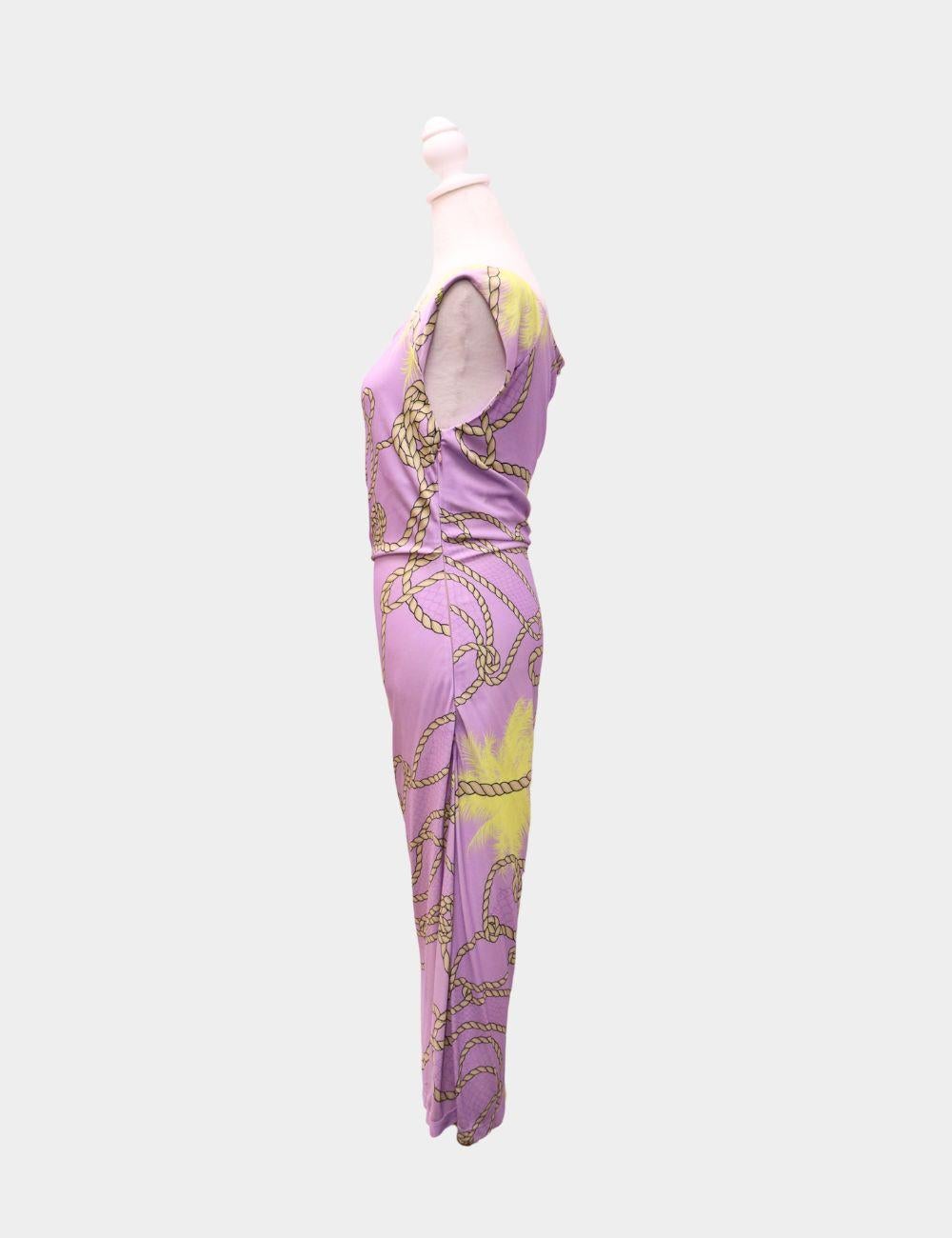 Faites tourner les têtes avec cette superbe robe midi de la Collection S. Elle est ornée d'un imprimé de corde complexe dans des tons chauds de jaune et de feu sur fond de lilas doux. Conçue avec une silhouette flatteuse et près du corps, cette robe