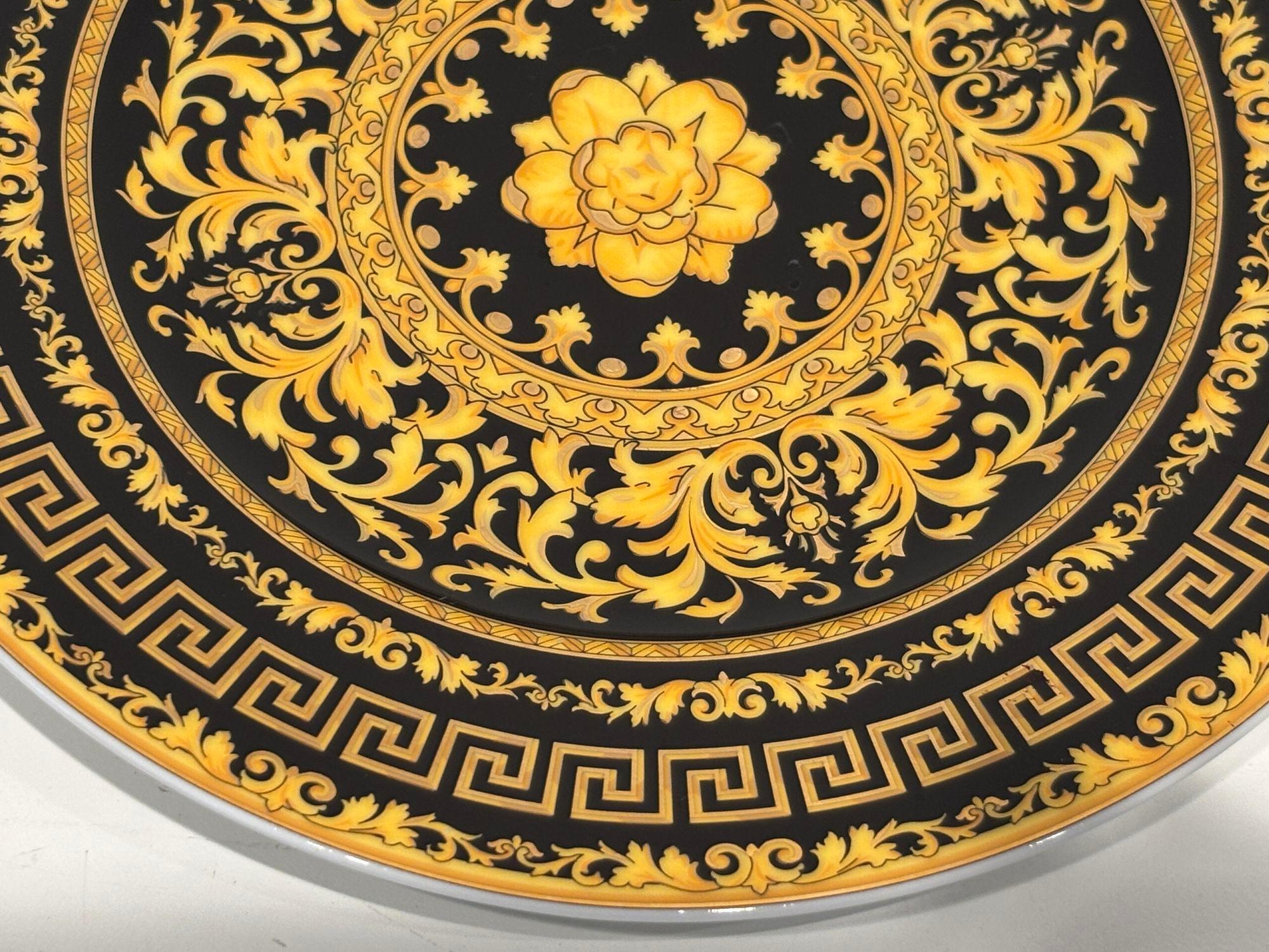 Versace Collection 'Floralia Gold' Wandteller aus Porzellan von Rosenthal 7 Zoll.
Der dekorative Wandteller der Versace Collection ist ein Kunstwerk und der beste Ausdruck des eleganten und raffinierten Versace-Stils und der