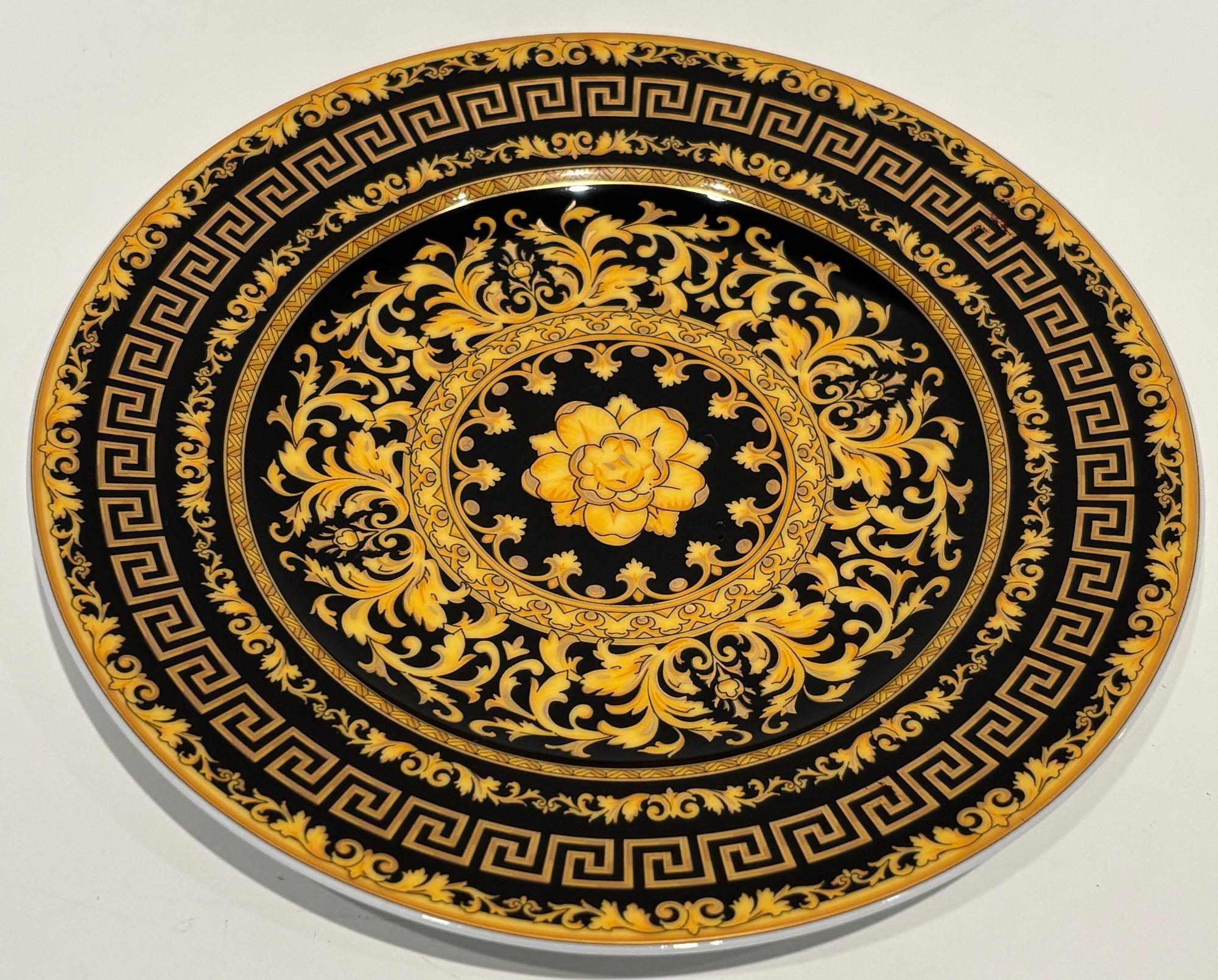 Versace Kollektion 'Floralia Gold' Wandporzellanteller von Rosenthal, Kollektion 'Floralia Gold', 7 Zoll (Neobarock) im Angebot