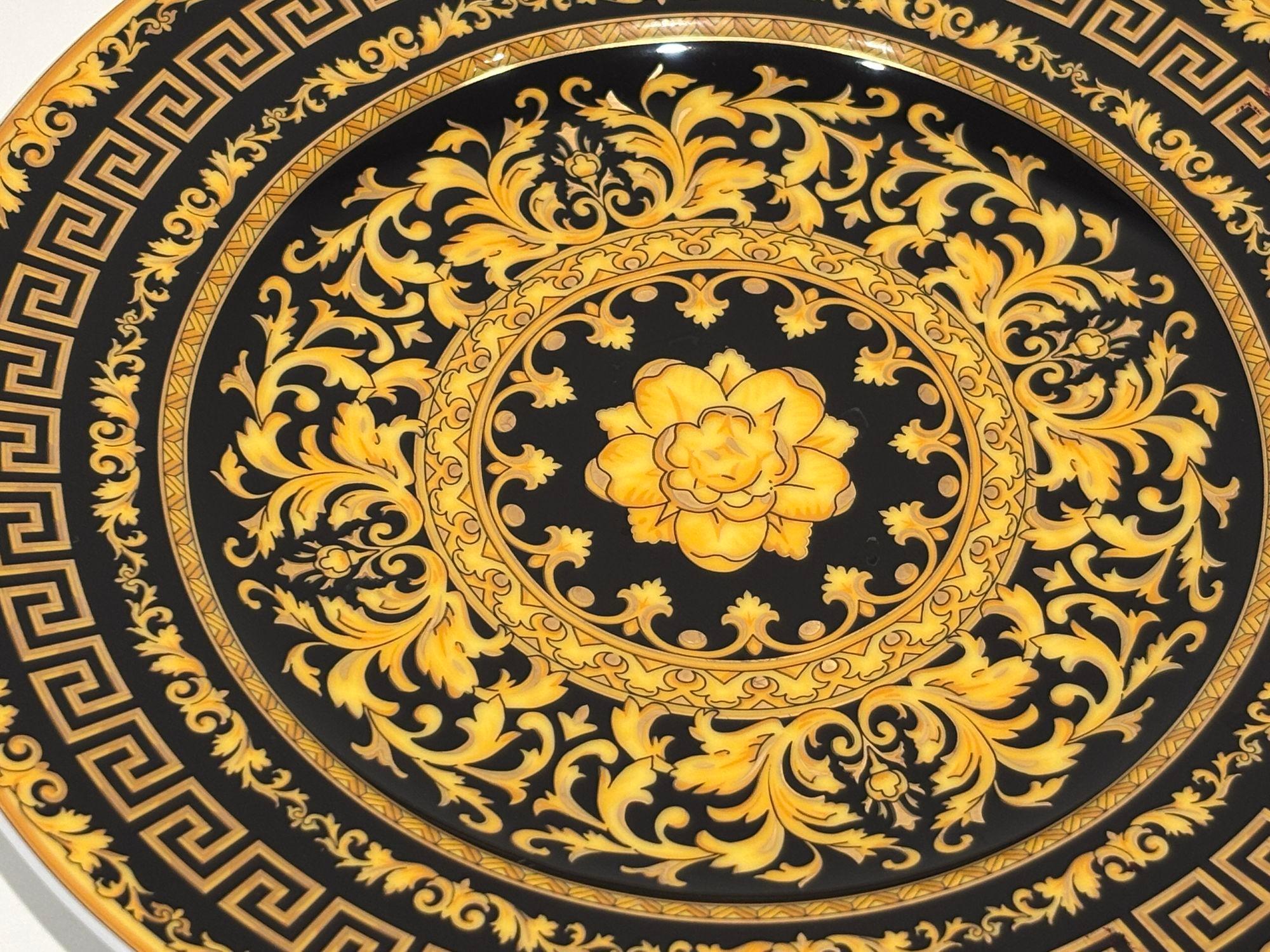 Versace Kollektion 'Floralia Gold' Wandporzellanteller von Rosenthal, Kollektion 'Floralia Gold', 7 Zoll (Italienisch) im Angebot