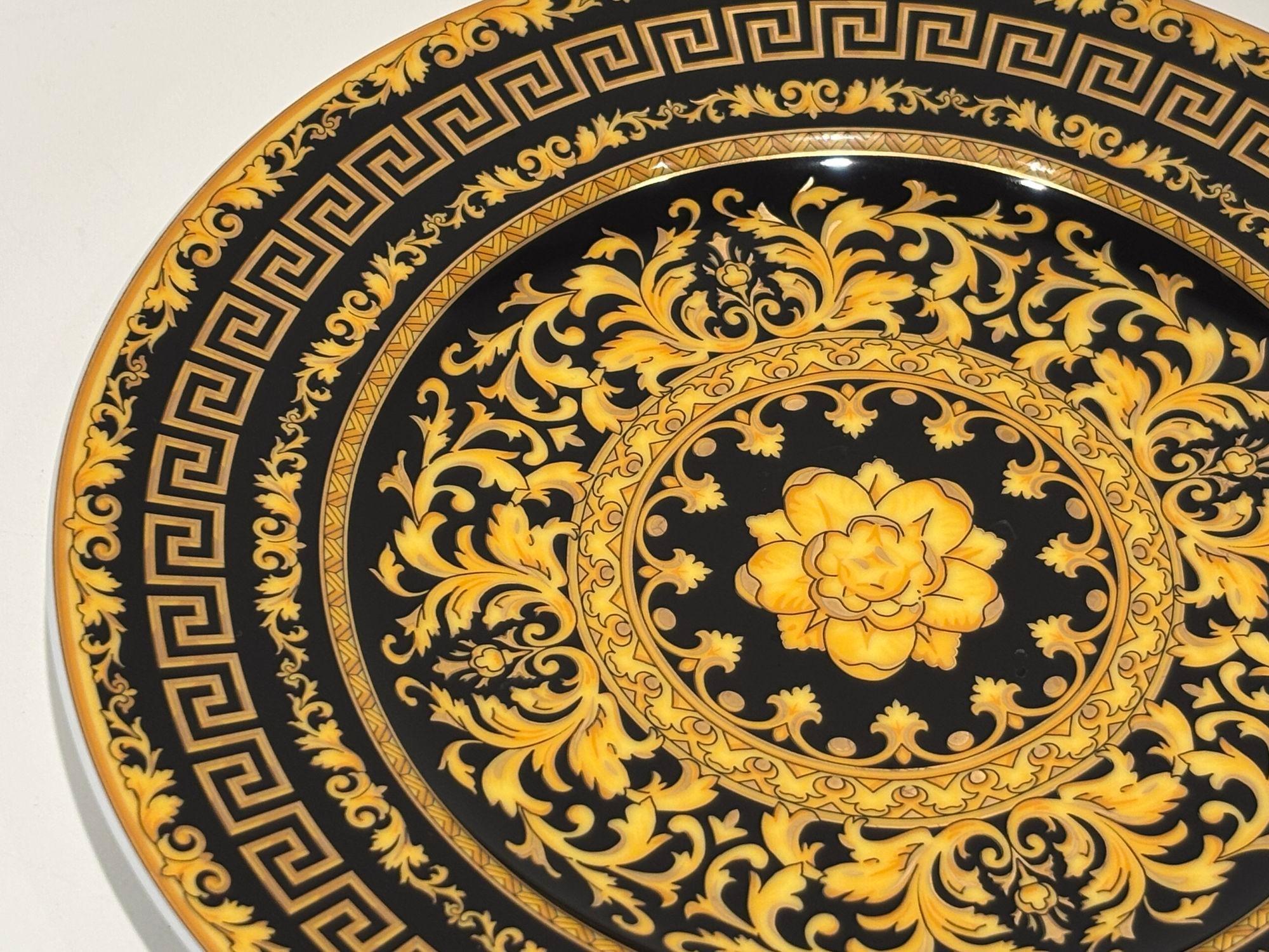 Versace Kollektion 'Floralia Gold' Wandporzellanteller von Rosenthal, Kollektion 'Floralia Gold', 7 Zoll (Handbemalt) im Angebot