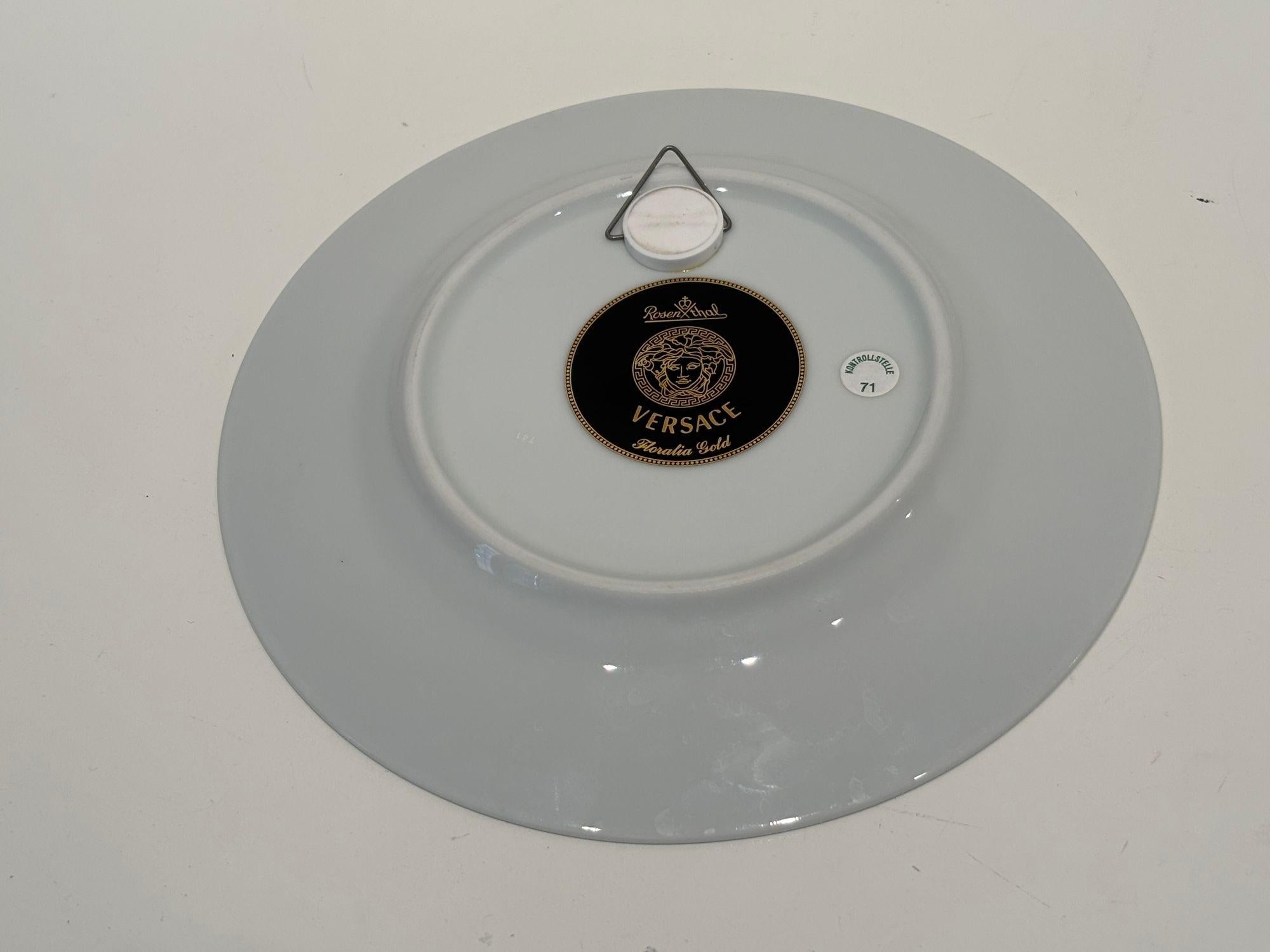 Versace Kollektion 'Floralia Gold' Wandporzellanteller von Rosenthal, Kollektion 'Floralia Gold', 7 Zoll im Zustand „Gut“ im Angebot in North Hollywood, CA