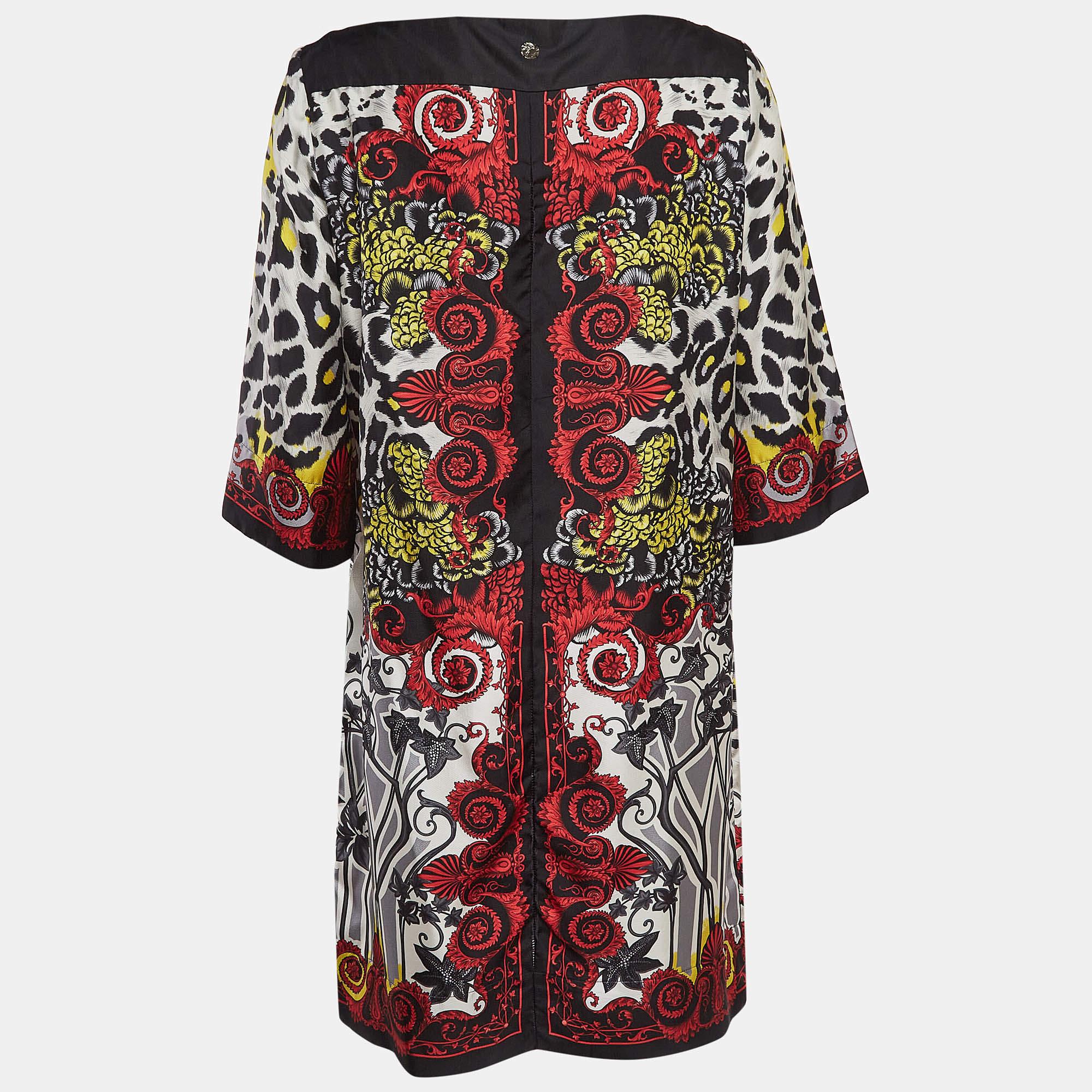 Le mélange d'imprimés aux multiples couleurs et les manches longues ajoutent à la beauté de cette robe Versace Collectional. Il est réalisé en soie et fermé par une fermeture à glissière.