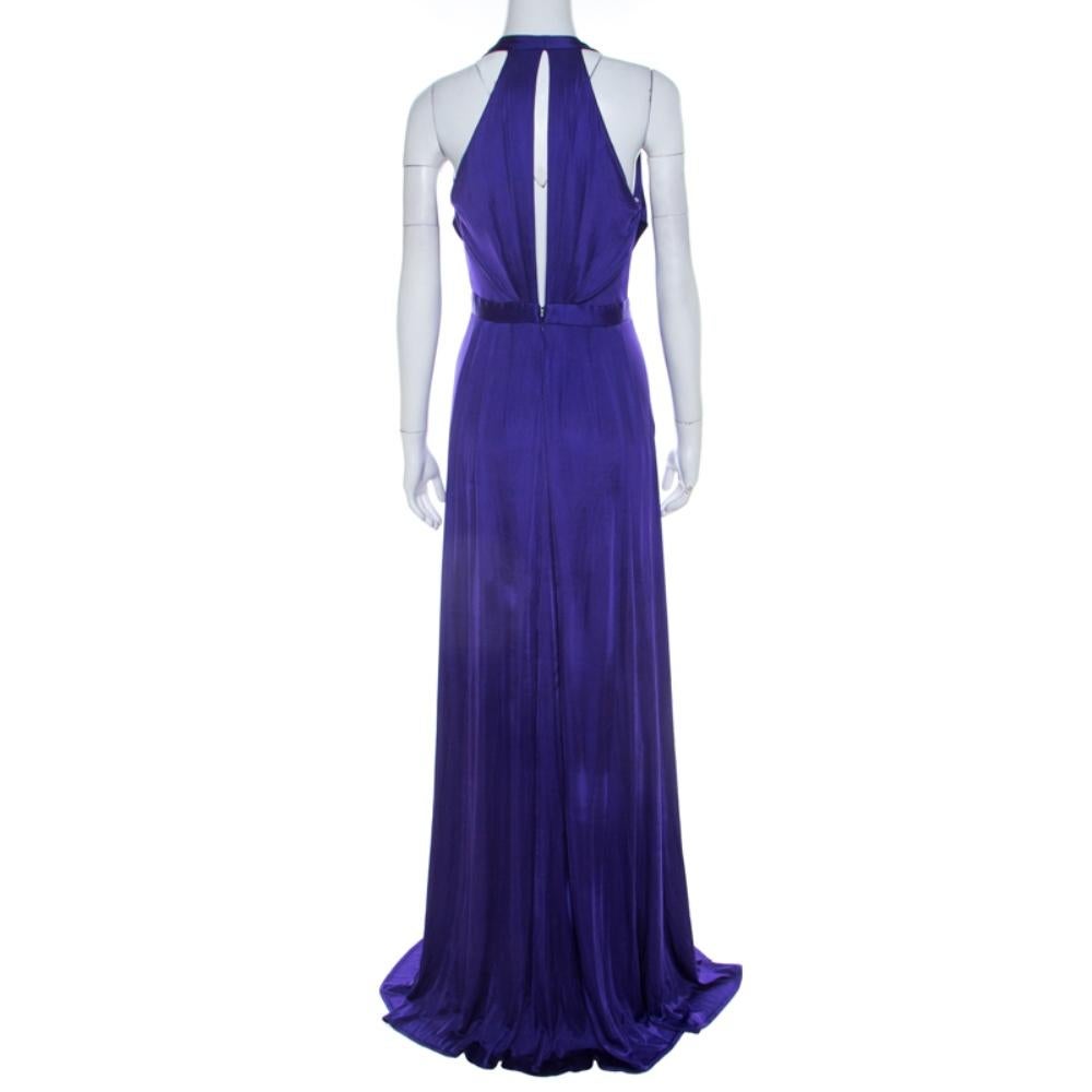 Incorporate this ethereal Versace evening gown to your wardrobe. Characterised by expert tailoring, this purple piece will look classic each time you wear it. Designed in blended fabric, the dress features a floor-grazing length with a plunging