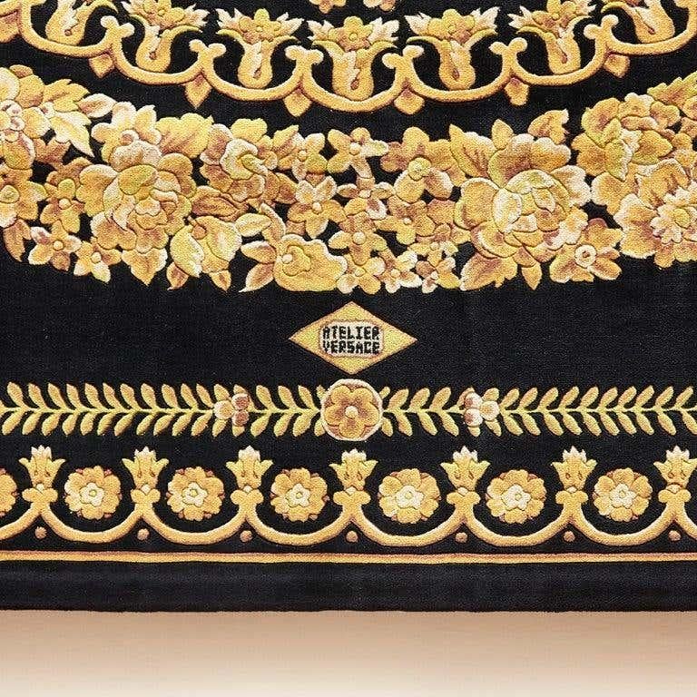 Tapis fabriqué en Chine, conçu et fabriqué par Atelier Versace

Petit Barocco Nero 200 x 300 

En bon état d'origine, avec une légère usure due à l'âge et à l'utilisation.

Tapis en laine vintage signé Gianni Versace. Tons d'or baroques.

La