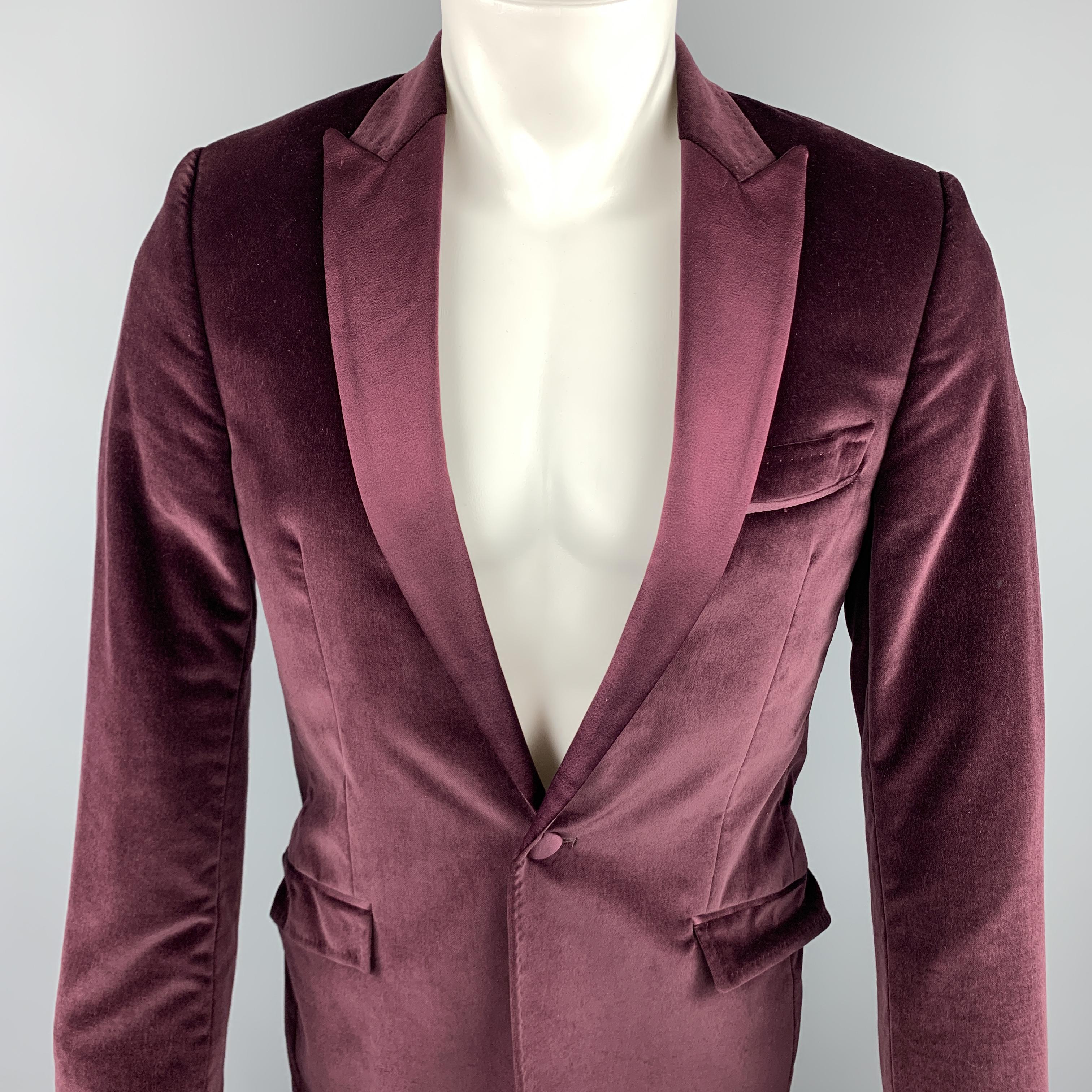 VERSACE COLLECTION sport coat comes in a burgundy cotton velvet featuring a peak lapel style, flap pockets, and a single button closure. 

Excellent Pre-Owned Condition.
Marked: 46

Measurements:

Shoulder: 16 in. 
Chest: 38 in. 
Sleeve: 26.5