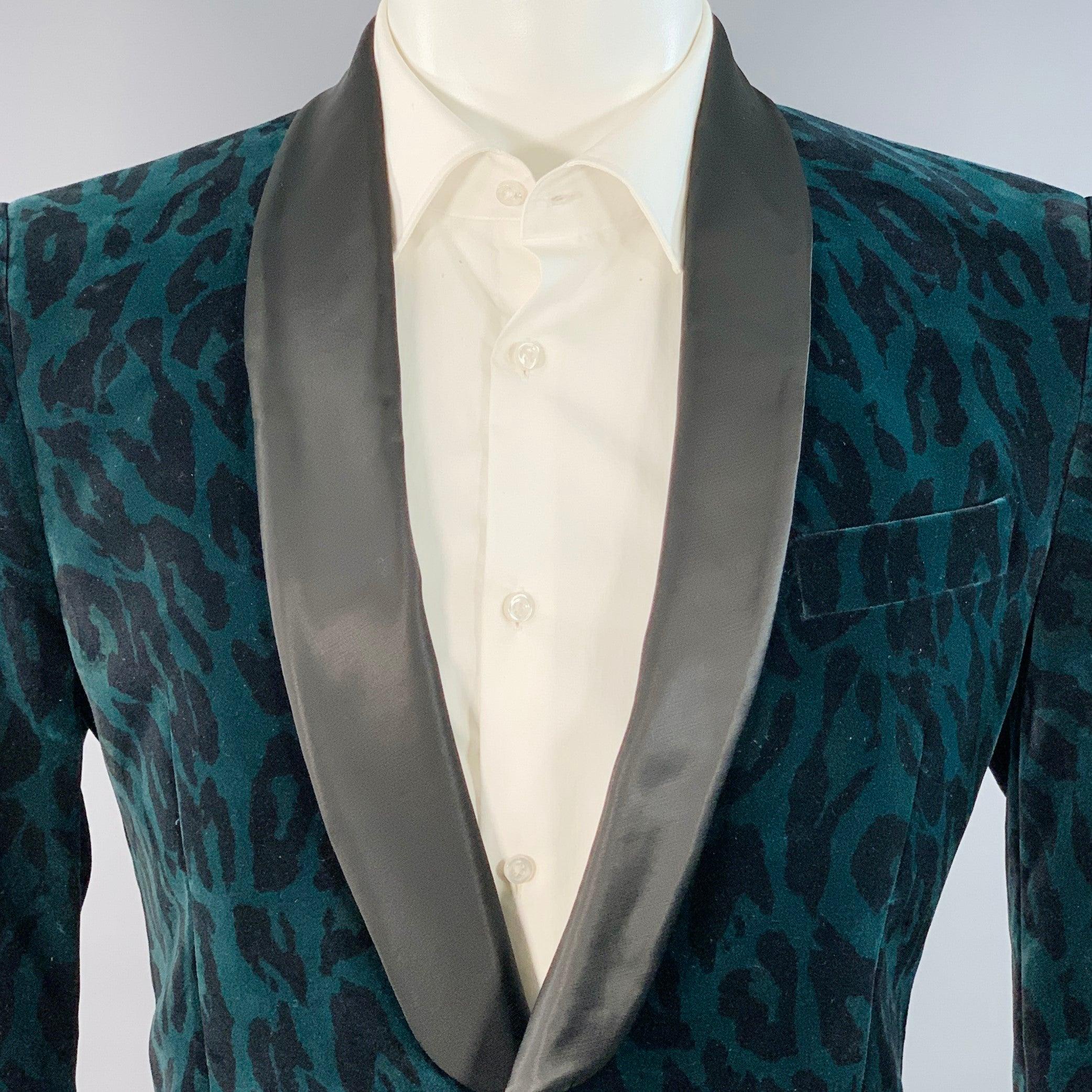 VERSACE COLLECTION
cappotto sportivo in velluto di cotone verde e nero con stampa animalier, revers a scialle, spacco posteriore e chiusura a un bottone. Made in Romania.Ottime condizioni di usato. Molteplici segni minori. 

Contrassegnato:   IT 48