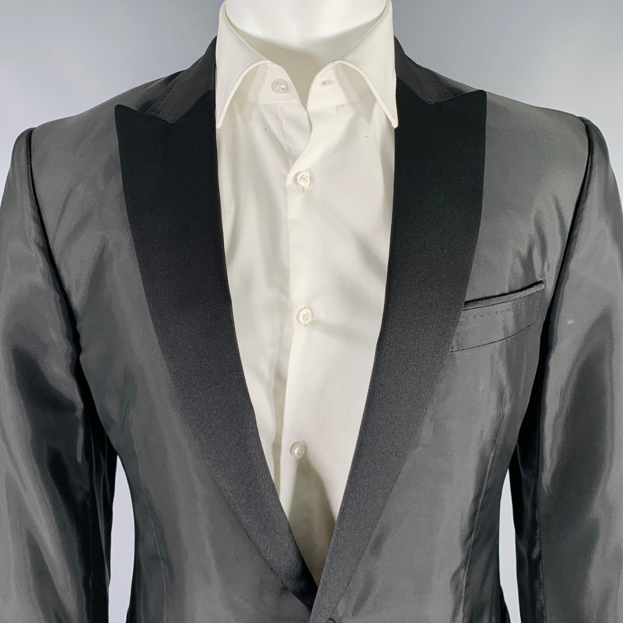 Manteau de sport VERSACE COLLECTION
en tissu mélangé d'acétate noir, avec un revers en pointe, un dos ventilé et une fermeture à bouton unique. Fabriqué en Croatie. Très bon état. Signes mineurs d'usure. 

Marqué :   50 

Mesures : 
 
Épaule : 16.5