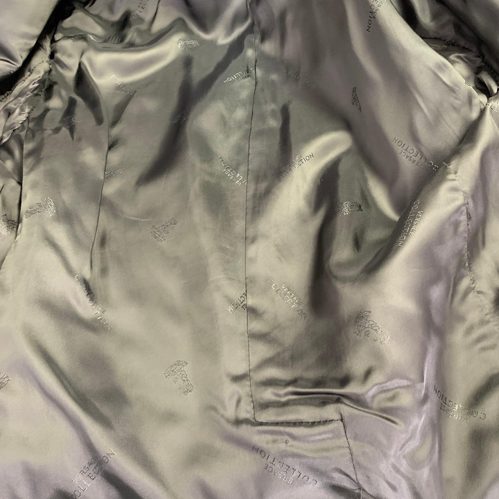 Versace Collection Taille 40 Manteau de sport à revers en acétate noir en vente 2