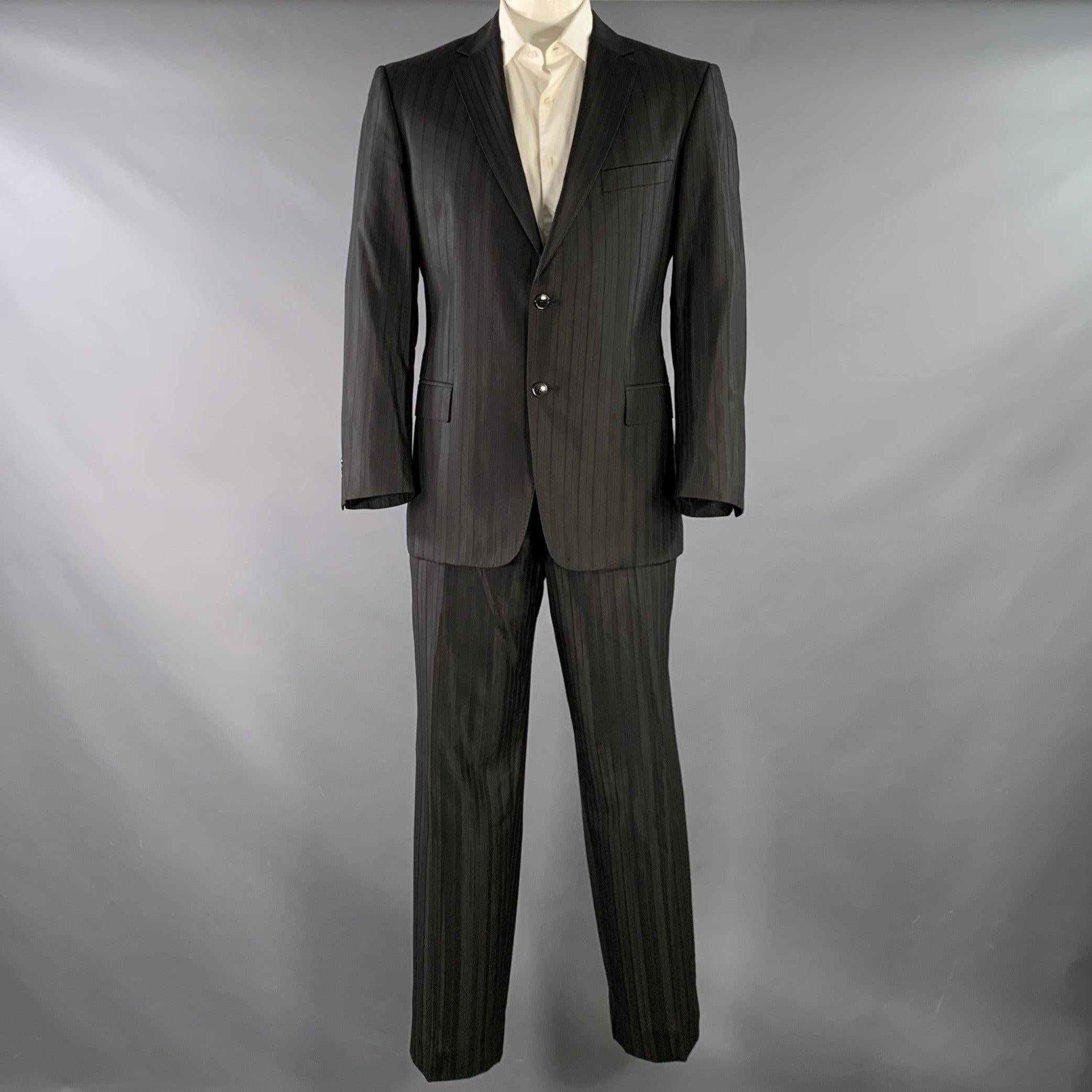 Abito Versace Collection
in misto viscosa a righe nere con fodera integrale e comprende un cappotto sportivo monopetto a due bottoni con risvolto e pantaloni piatti abbinati. Piccoli segni di usura e pilling. 

Contrassegnato:   IT 54 

Misure: 
 