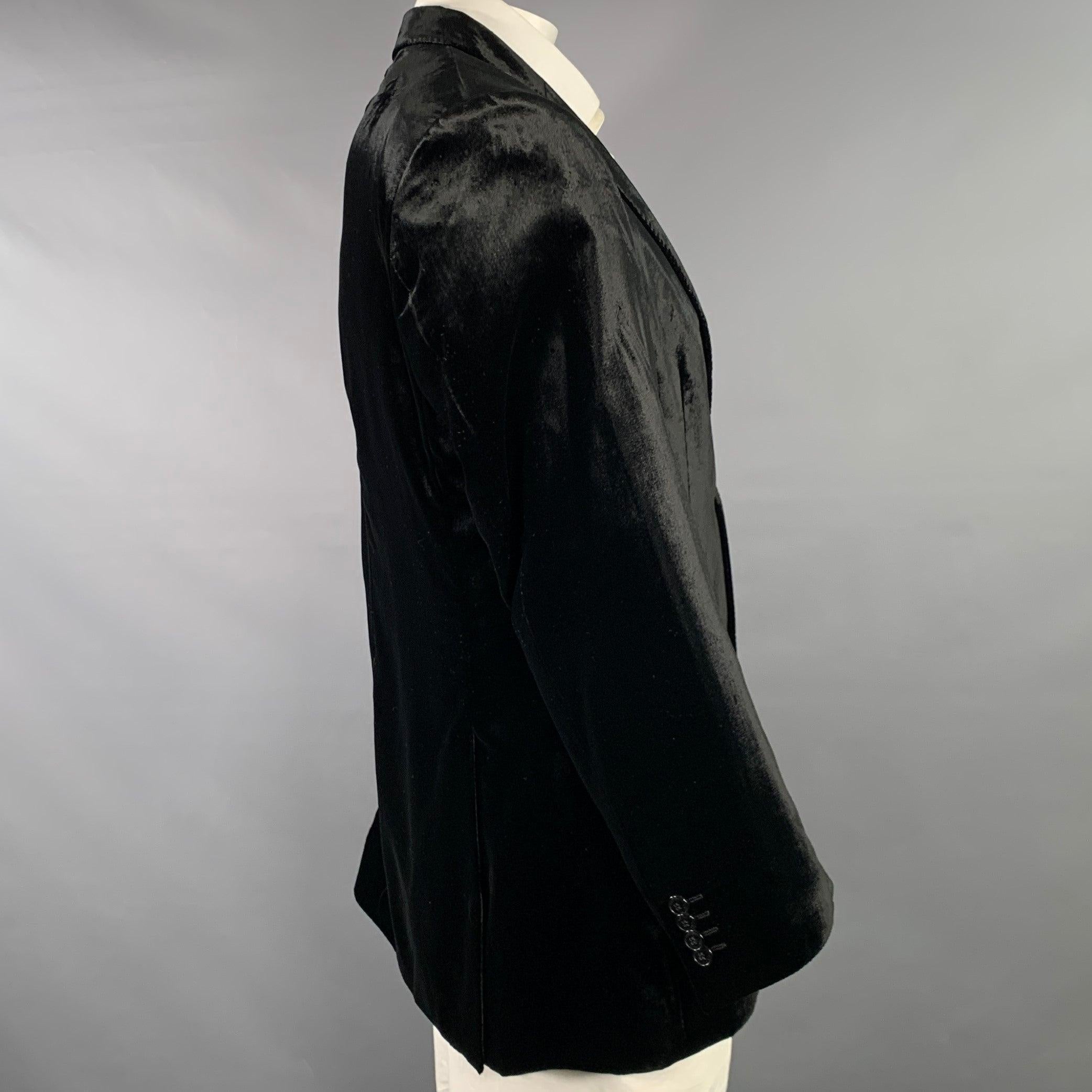 Manteau de sport VERSACE COLLECTION
en velours noir mélangé de viscose, avec un revers échancré, un dos doublement ventilé et une fermeture à double bouton.
Fabriqué en Croatie. Excellent état. 

Marqué :   IT 54 

Mesures : 
 
Épaule : 18.5 pouces