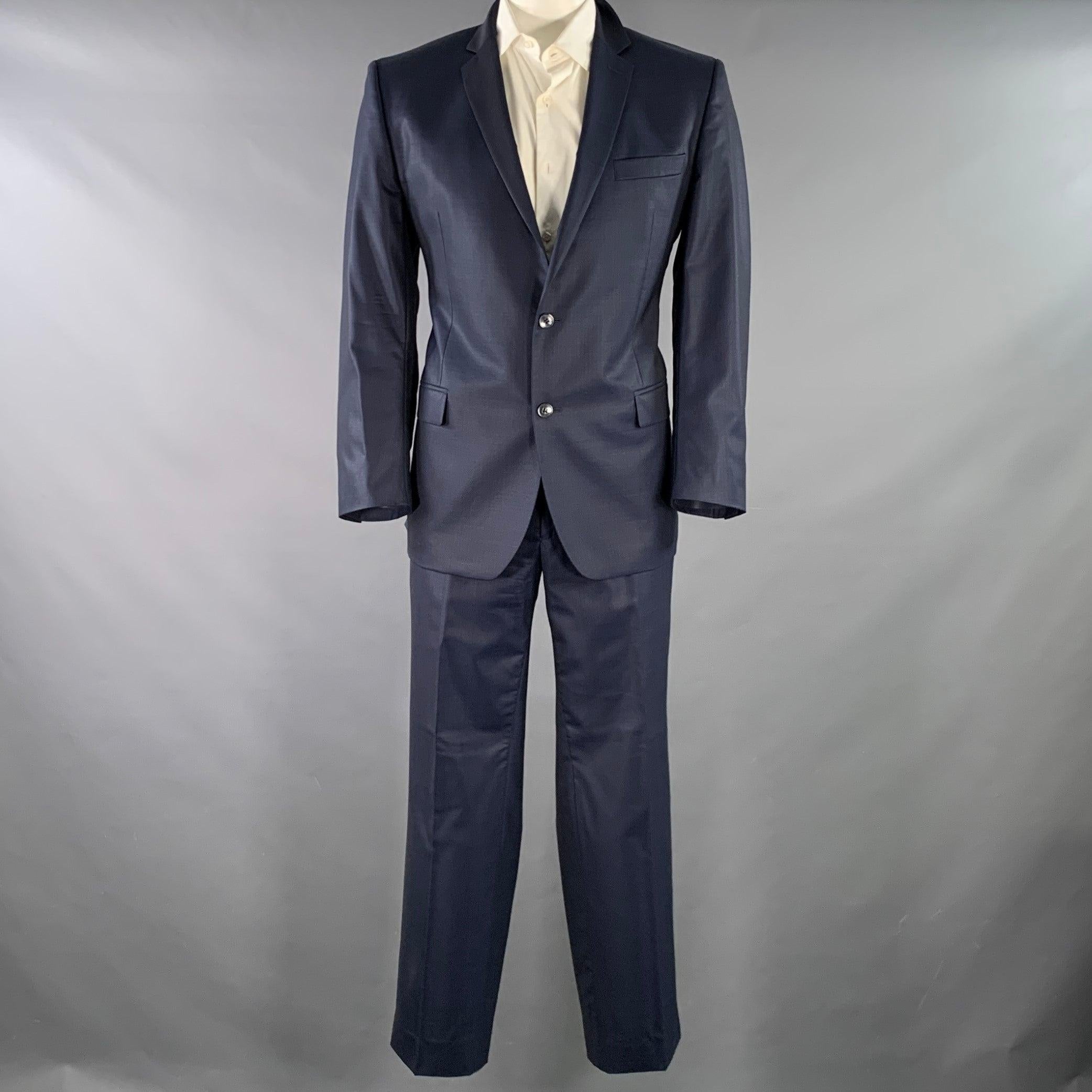 VERSACE COLLECTION Anzug
in marineblauer Wolle mit vollem Futter und einem einreihigen, doppelt geknöpften Sportmantel mit Revers und passender Hose mit flacher Vorderseite in sehr gutem, gebrauchtem Zustand. Geringfügige Spuren und Gebrauchsspuren.