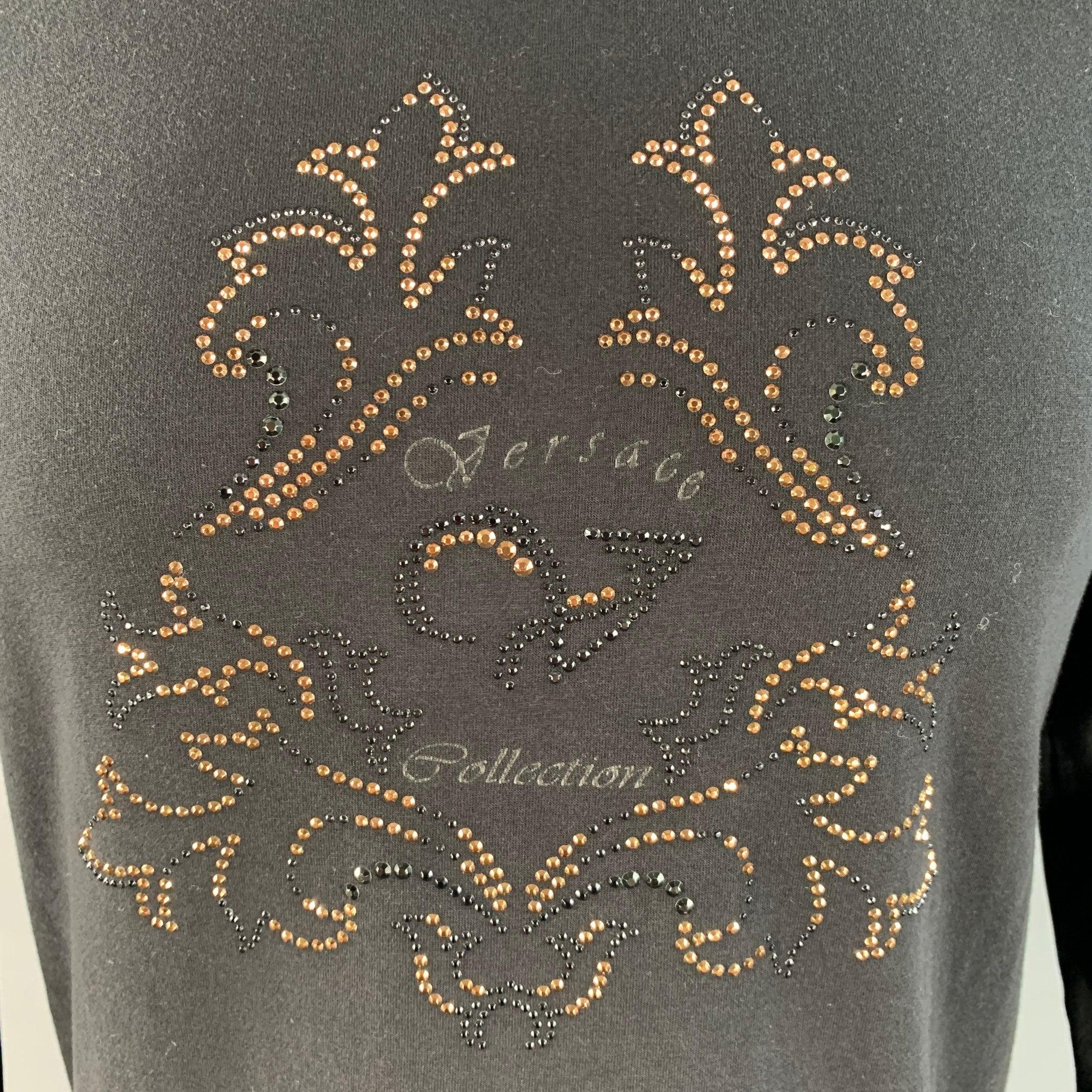 VERSACE COLLECTION Pullover aus schwarzem Jersey mit goldenem Nietenbesatz auf der Vorderseite, langen Ärmeln und Rundhalsausschnitt. Sehr guter, gebrauchter Zustand. Leichte Gebrauchsspuren. 

Markiert:   M 

Abmessungen: 
 
Schultern: 19 Zoll