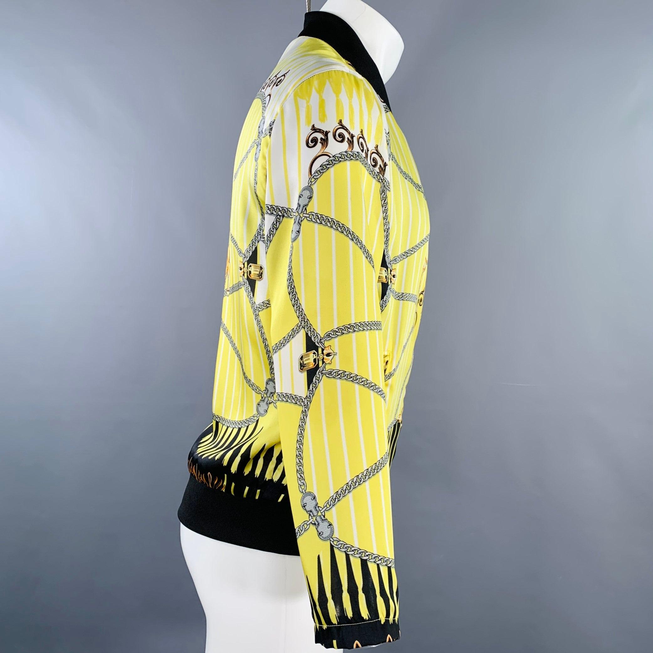 Bomber Versace Collection
in un
in poliestere giallo e nero con stampa di giaguari con catene, tasche a scatto e chiusura con zip. Made in Romania.Ottime condizioni di usato. Segni moderati, così com'è. 

Contrassegnato:   dimensioni non segnate.