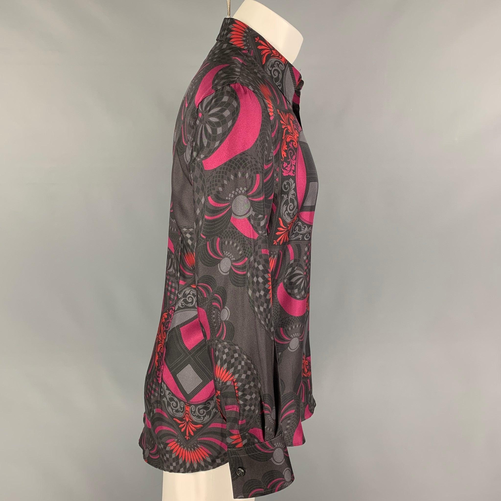 VERSACE COLLECTION long sleeve shirt comes in a dark gray& magenta print silk featuring a spread collar and a button up closure.
Very Good
Pre-Owned Condition. 

Marked:   15.5/39 

Measurements: 
 
Shoulder: 18 inches Chest: 40 inches Sleeve: 22.5