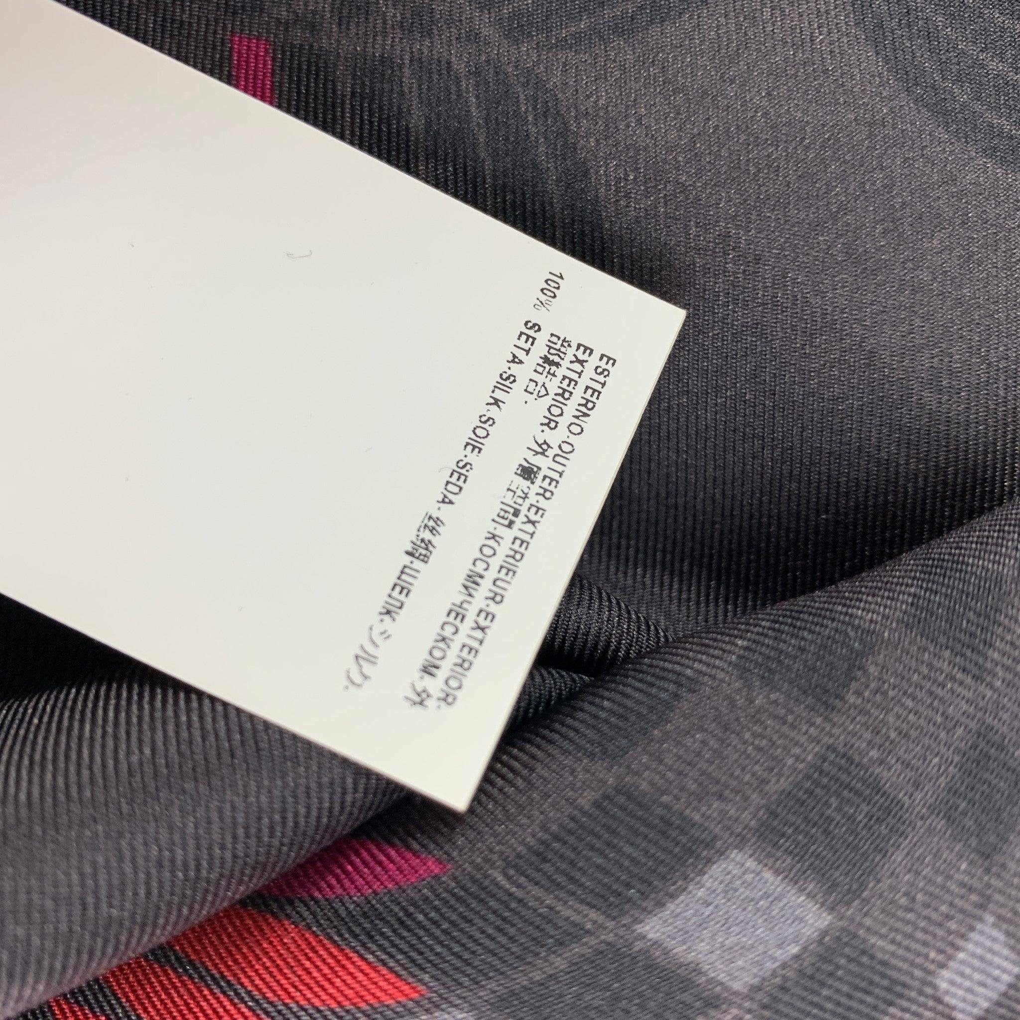VERSACE COLLECTION - Chemise à manches longues en soie imprimée gris foncé et magenta, taille S Pour hommes en vente