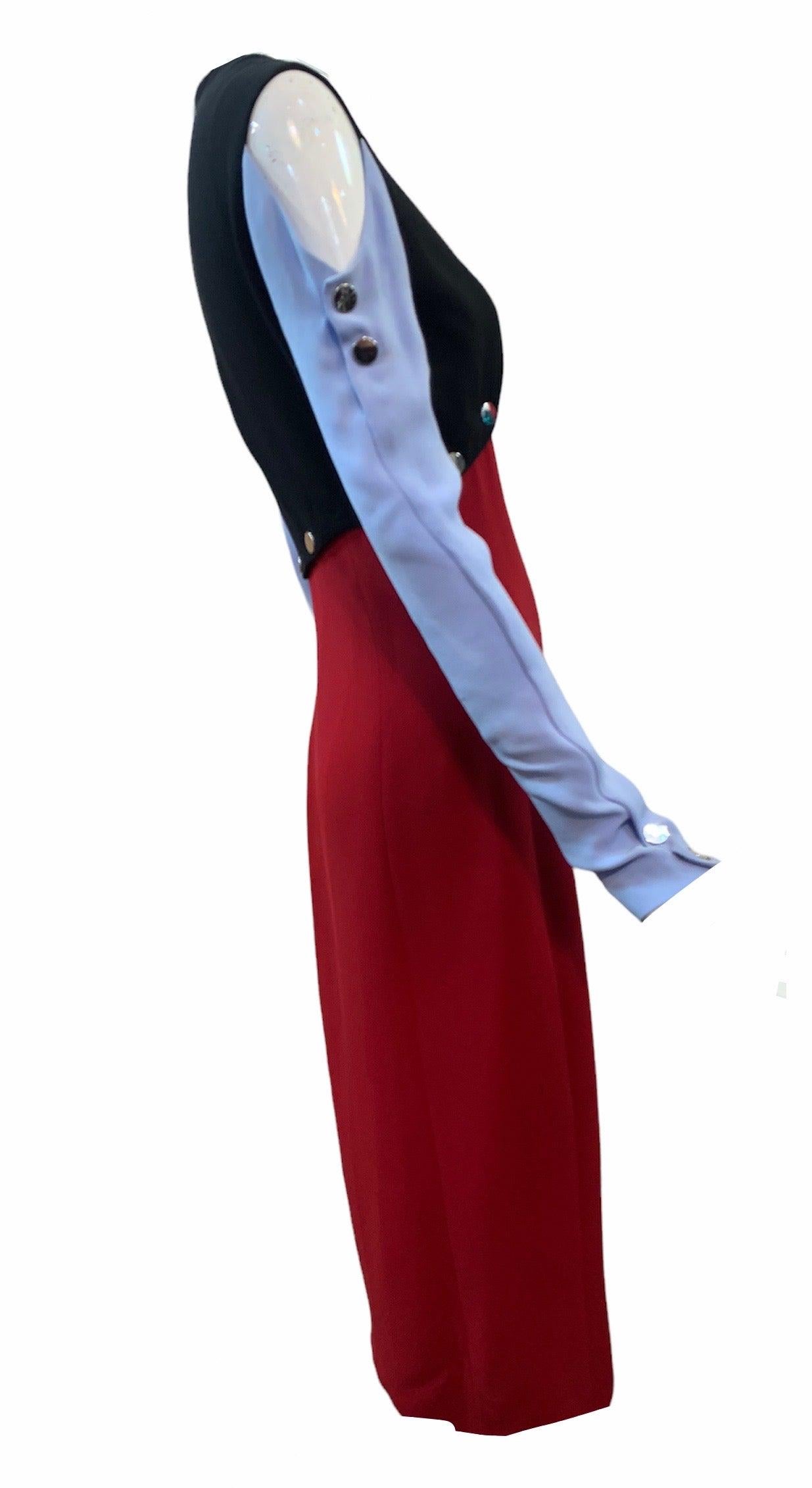 Une robe de rêve - color block  avec des coupes complexes et architecturales à partir de 2013.  Découpe Peekaboo sur le corsage terminée  avec des boutons-pression chromés. Dans les tons rouge, noir et bleu ciel. Longueur midi et entièrement
