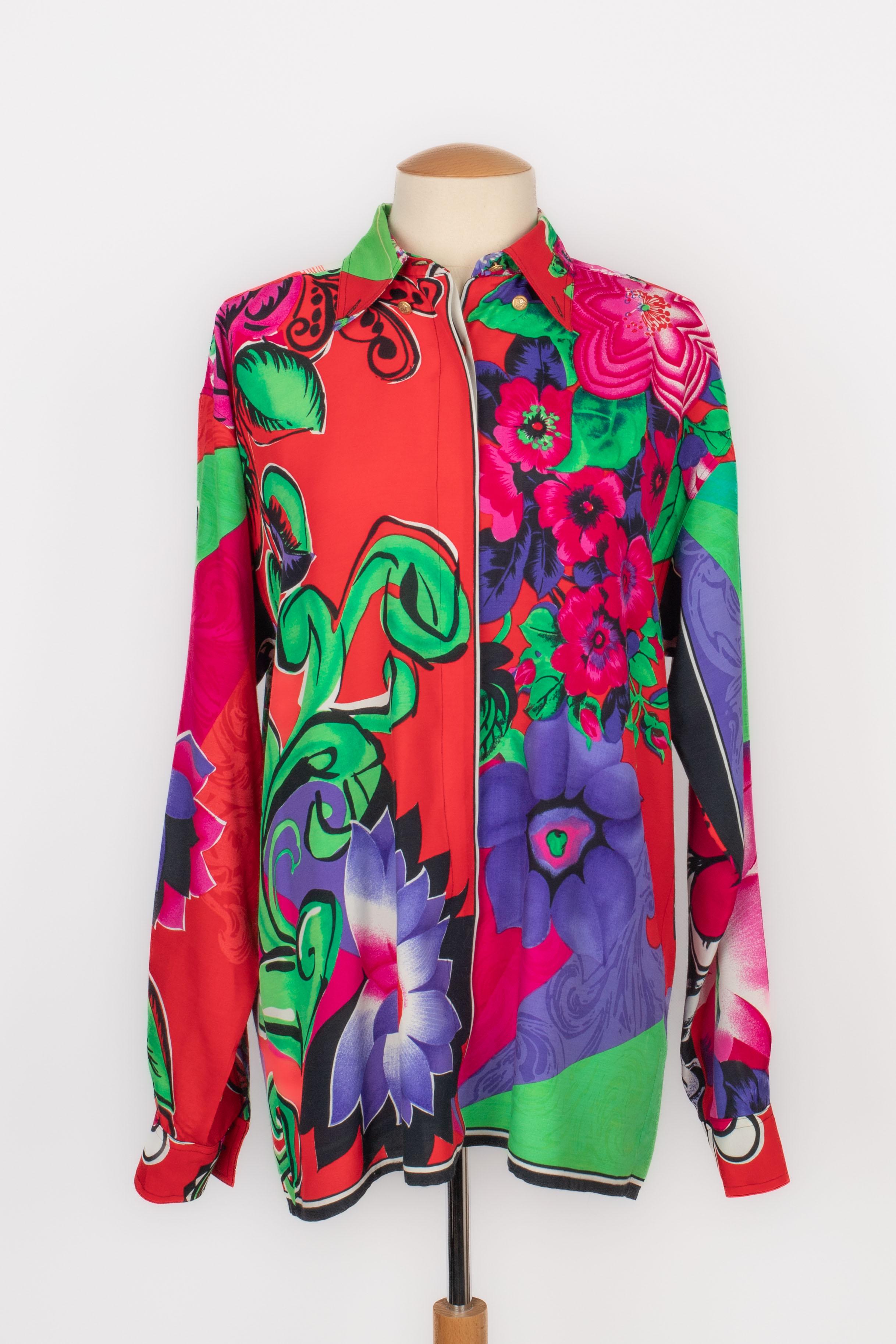 VERSACE - Multicolored flower pattern shirt. Size S indicated.

Condition:
Very good condition

Dimensions:
Shoulder width: 48 cm - Chest: 52 cm - Sleeve length: 60 cm - Length: 68 cm

SKU:FH131