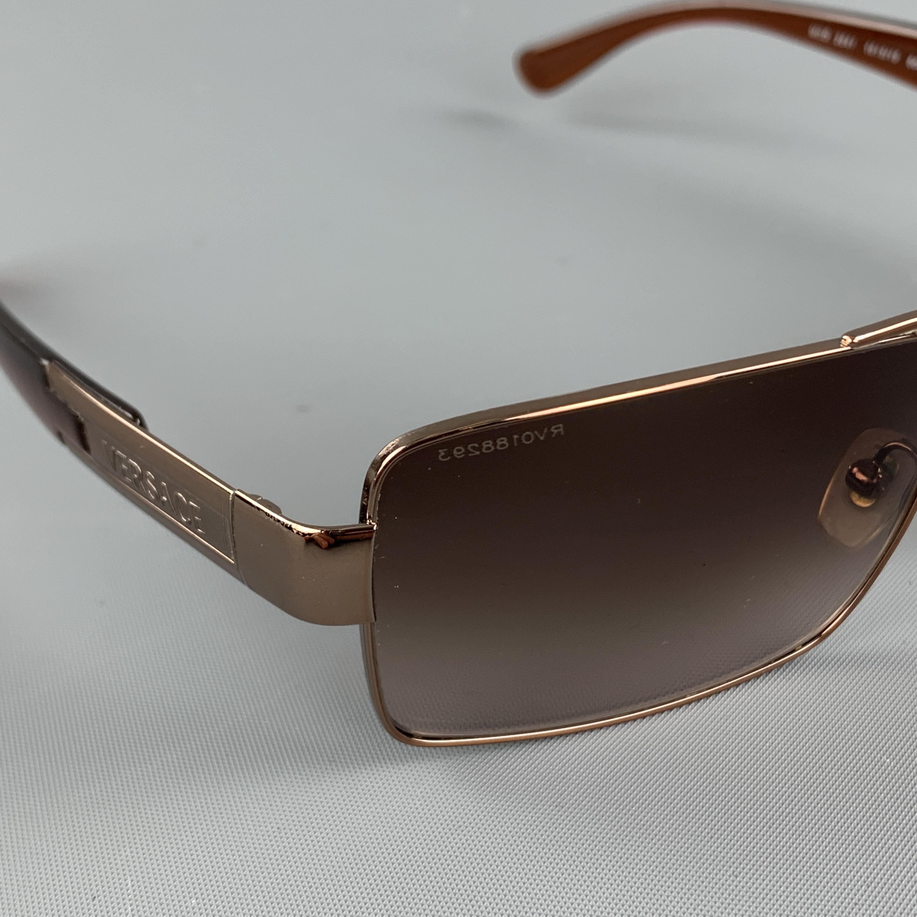 VERSACE sunglasses come in a copper tone metal with brown ombre square lenses and clear brown arms. Made in Italy..

Very Good Pre-Owned Condition.
Marked: 2041

Measurements:

Length: 14 cm.
Height: 4 cm
