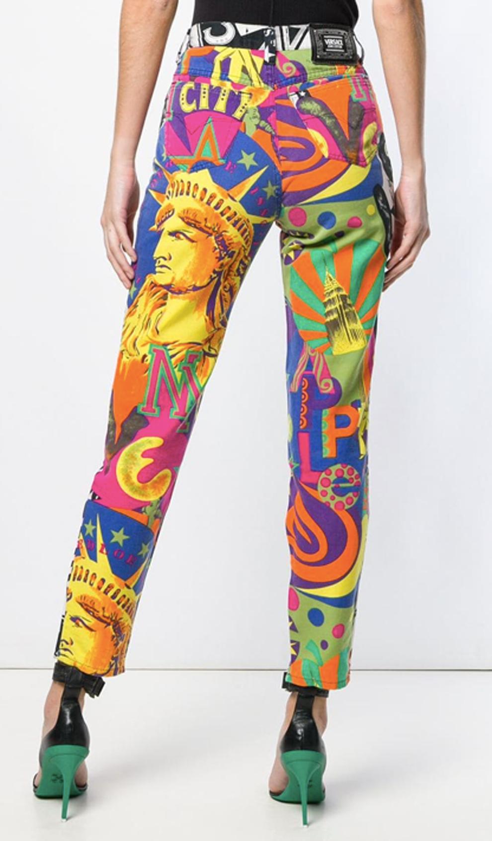 Versace multicolour cotton Couture jean featuring a waistband with belt loops, a skinny fit and an all-over print inspired by New York City. 
In excellent condition. Made in Italy. 
Estimated size 36fr/ US4/ UK8
Label Size: 28/42
We guarantee you