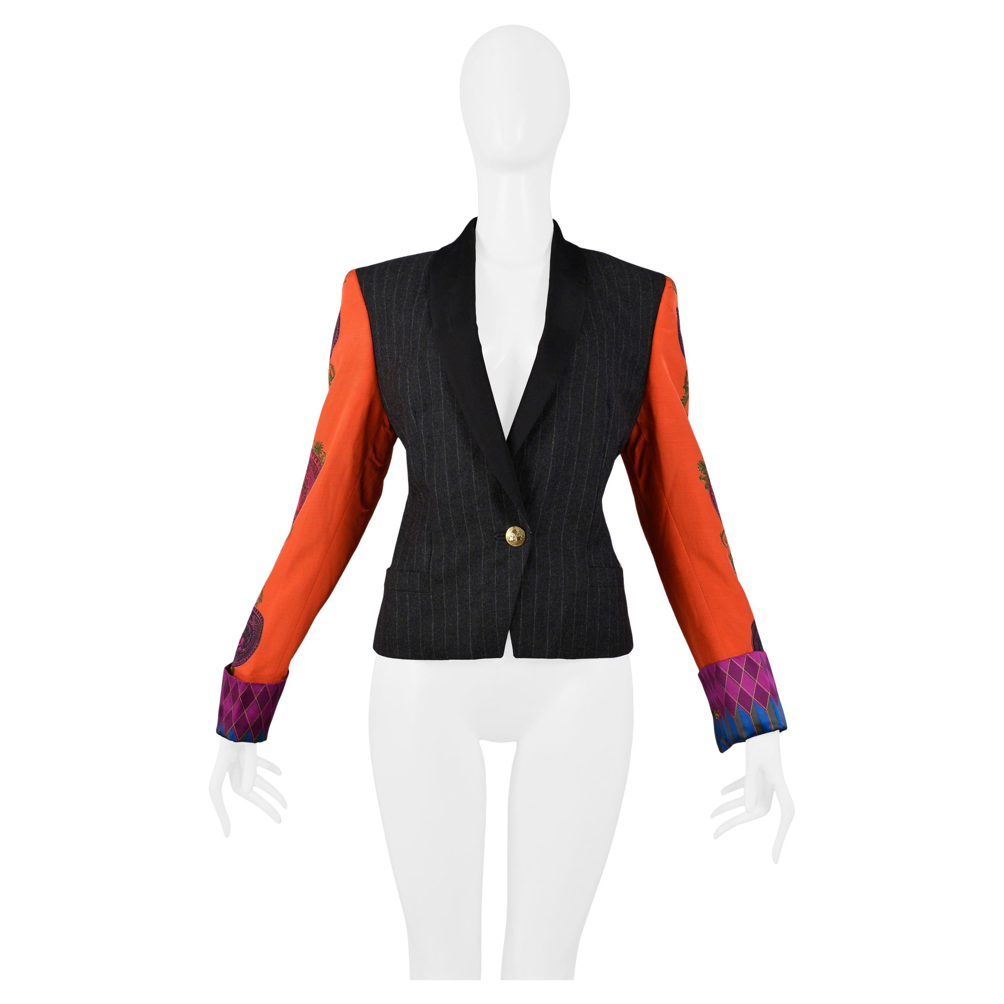 Versace Couture Nadelstreifen-Blazer mit roten bedruckten Ärmeln 1990 im Angebot