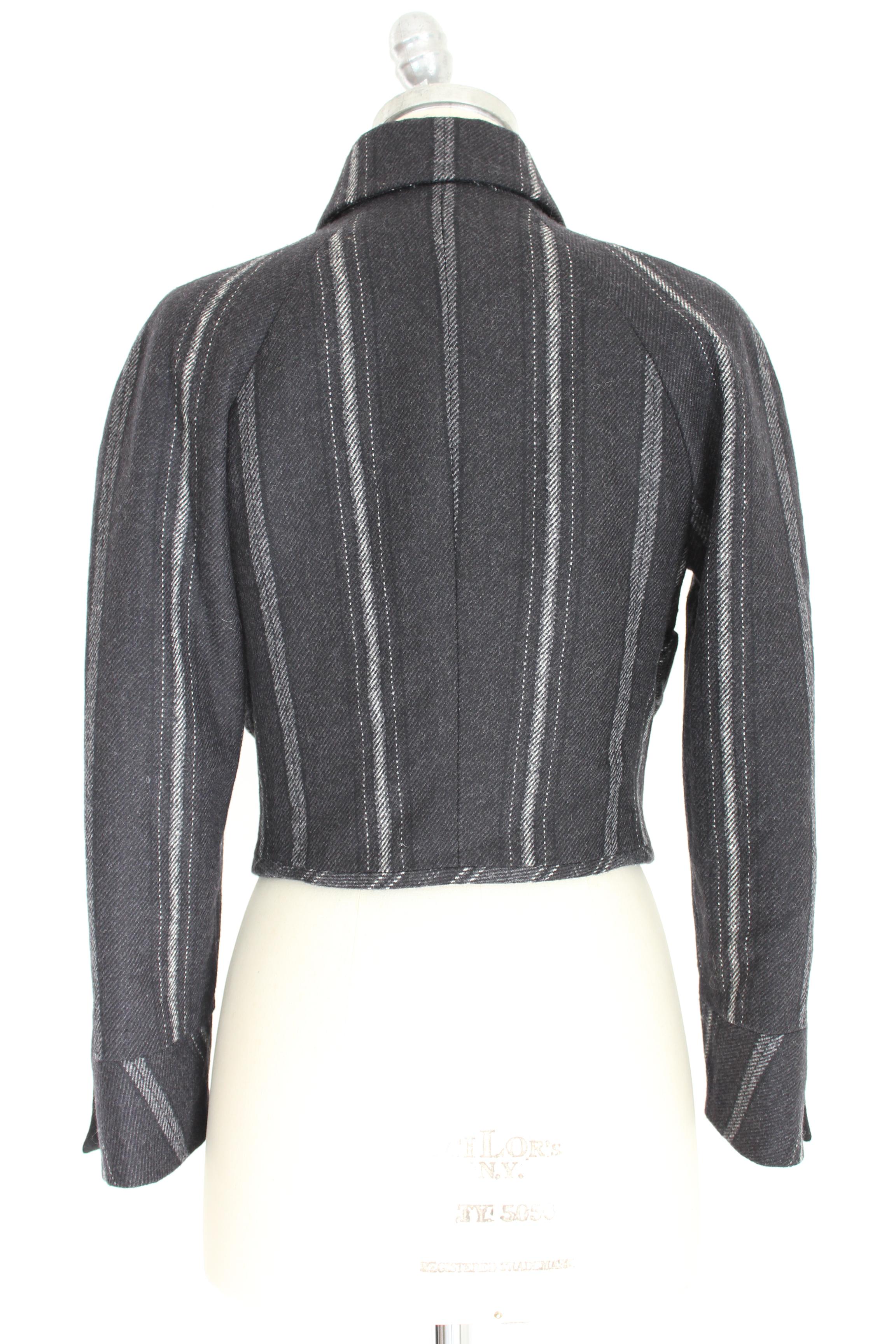 Gianni Versace Couture vintage 90s women's jacket. Bolero model, double-breasted short waist, dark gray and light pinstripe. Wool fabric, lined interior. Made in Italy. Excellent vintage condition.

Size:  40 It 6 Us 8 Uk 



Shoulder: 40 cm
Bust /