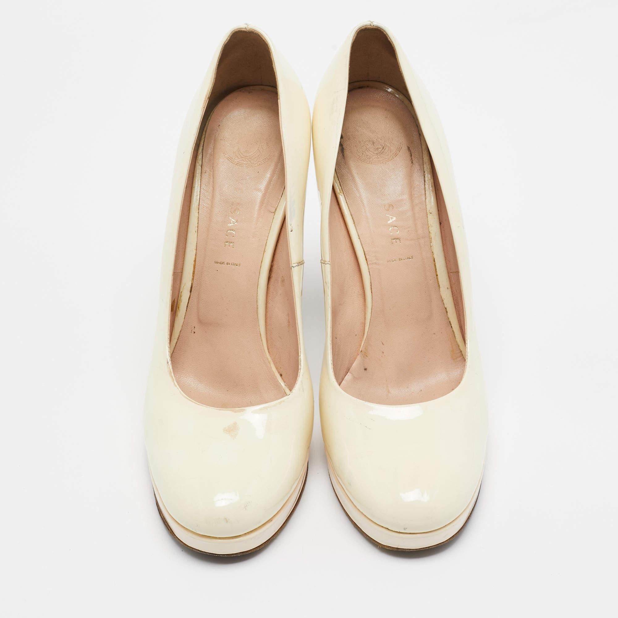 Beige Versace escarpins à talons à fleurs en cuir verni crème, taille 40 en vente