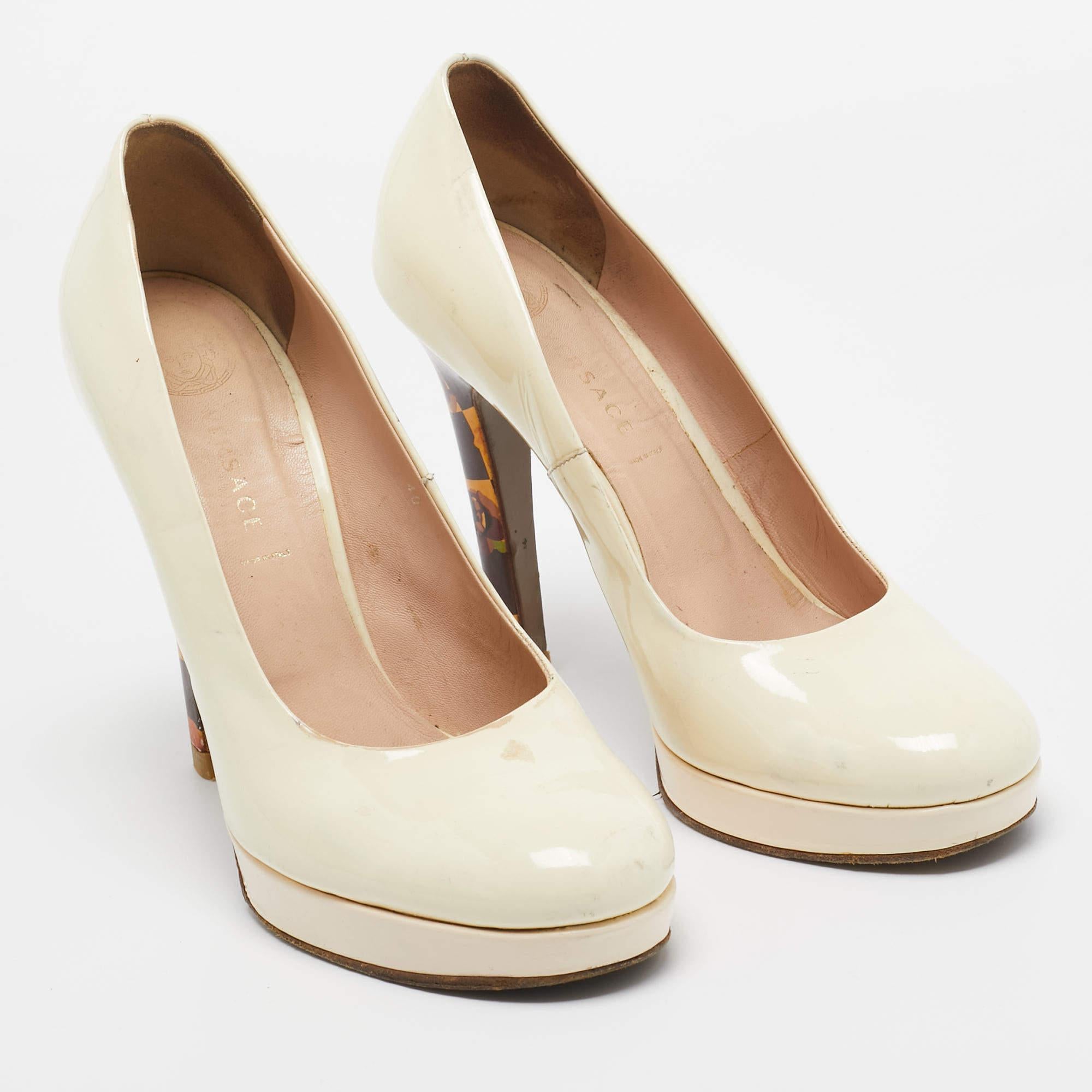 Versace escarpins à talons à fleurs en cuir verni crème, taille 40 État moyen - En vente à Dubai, Al Qouz 2