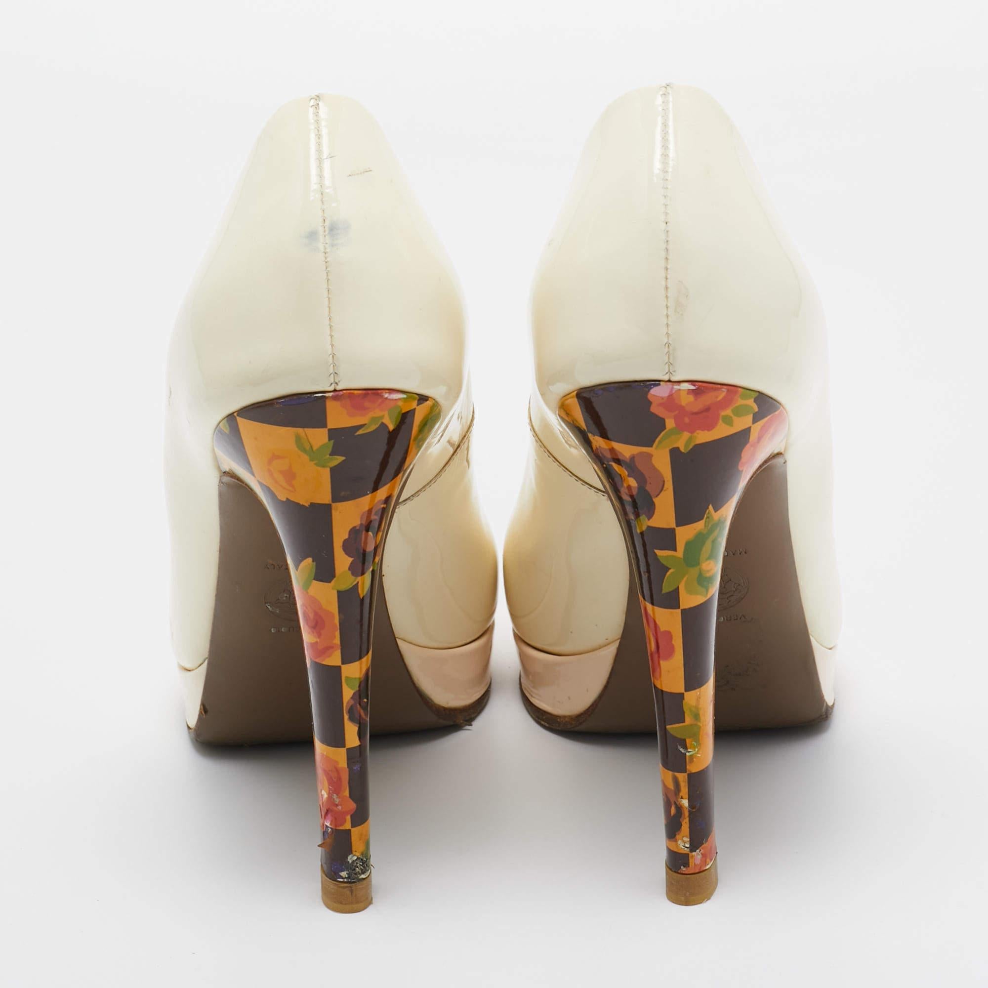 Versace escarpins à talons à fleurs en cuir verni crème, taille 40 Pour femmes en vente