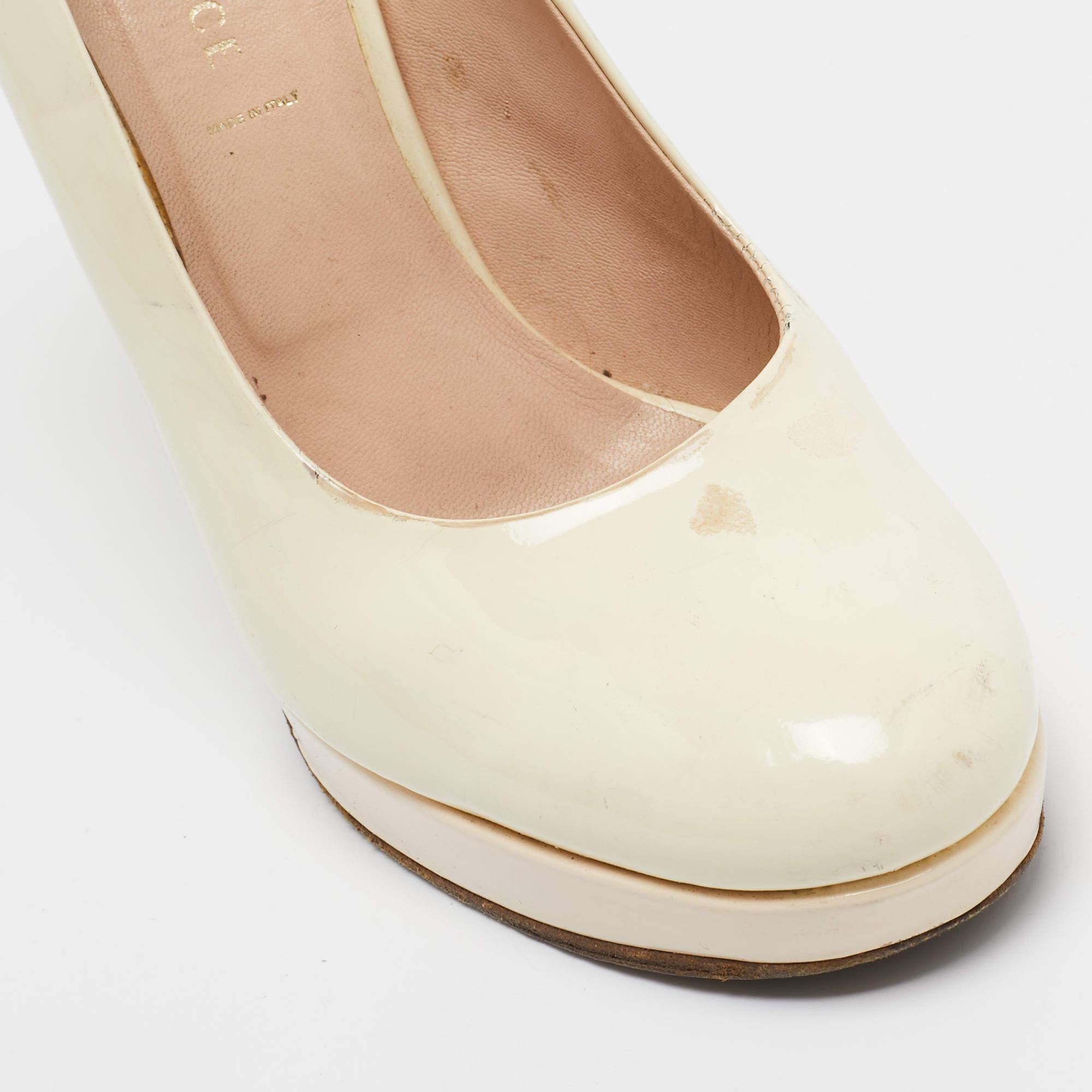 Versace escarpins à talons à fleurs en cuir verni crème, taille 40 en vente 2