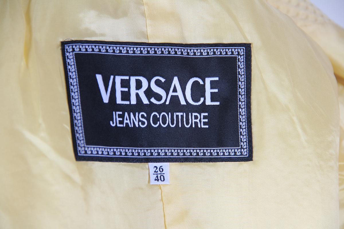 Versace Kurzarmjacke
Linie der Marke Vintage: Versace Jeans Couture
Größe 40

ausgezeichneter Zustand, Vintage

Herkunftsland: Italien
Zusammensetzung: 100% Baumwolle, Futter - 100% Viskose