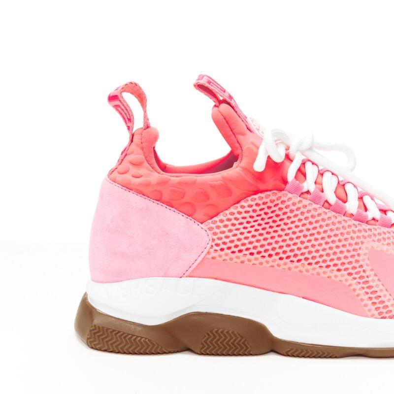 VERSACE Cross Chainer Baskets basses en maille rose fluo EU41 US8 en vente 5