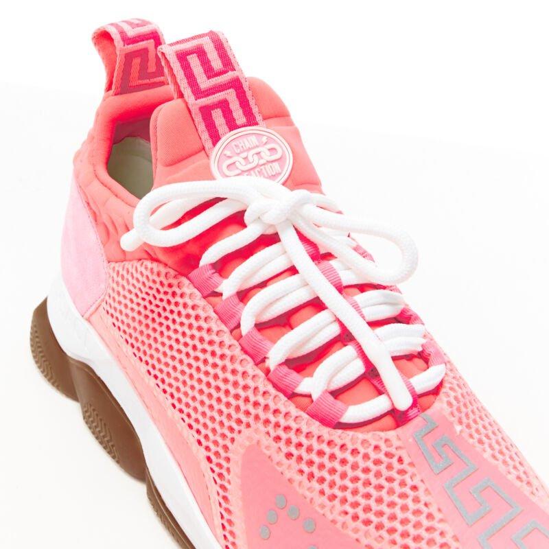 VERSACE Cross Chainer Baskets basses en maille rose fluo EU41 US8 en vente 6
