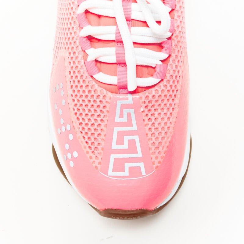 VERSACE Cross Chainer Baskets basses en maille rose fluo EU41 US8 en vente 2