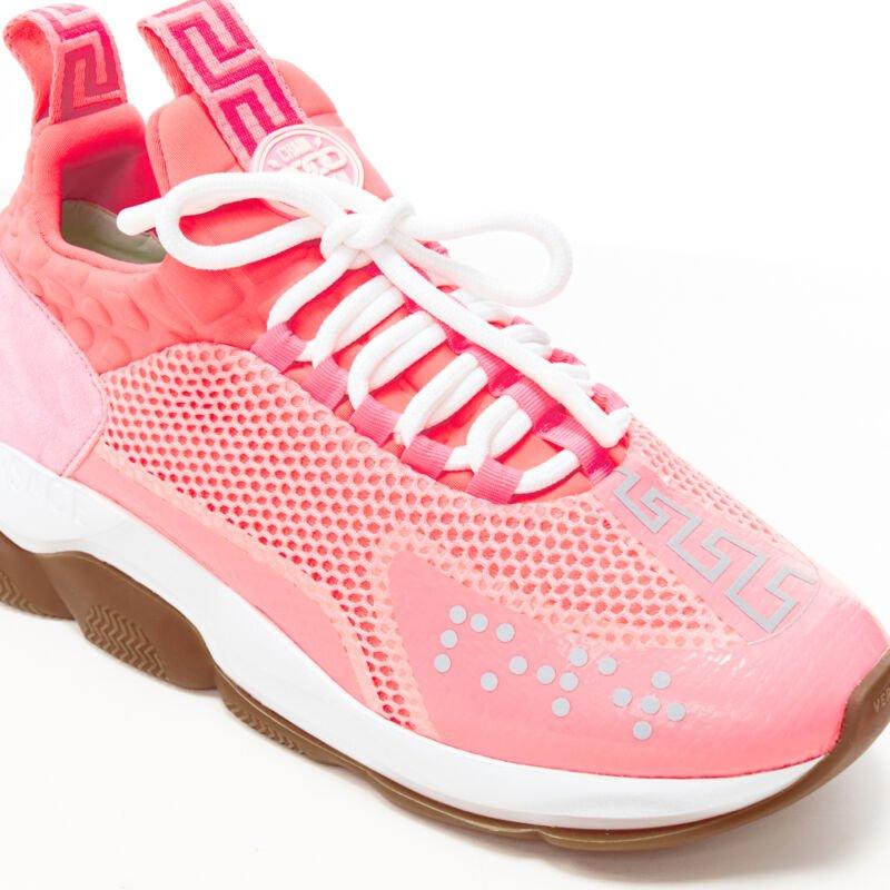 VERSACE Cross Chainer Baskets basses en maille rose fluo EU41 US8 en vente 3