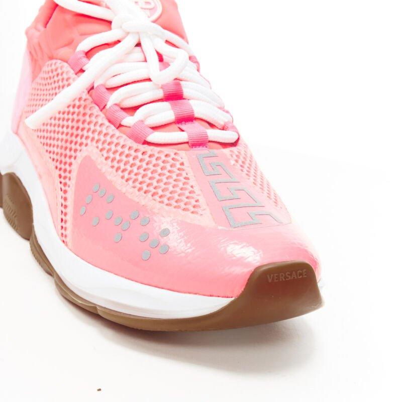 VERSACE Cross Chainer Baskets basses en maille rose fluo EU41 US8 en vente 4
