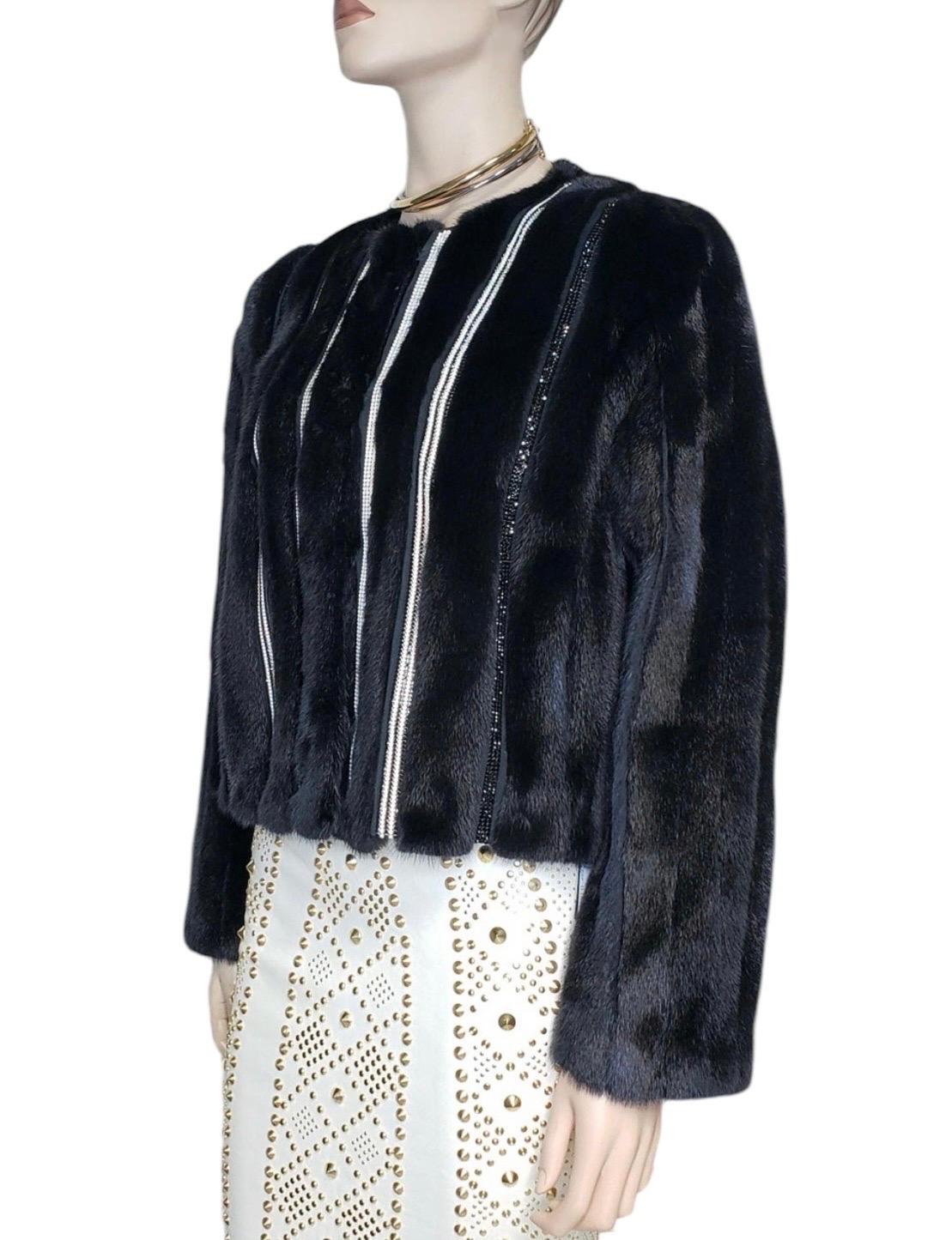 VERSACE
Giacca in pelliccia di visone.
Cristallo Abbellimento.
Contenuto: 100% visone
Fodera: 100% seta
Taglia IT 44 - US 8
spalle 17