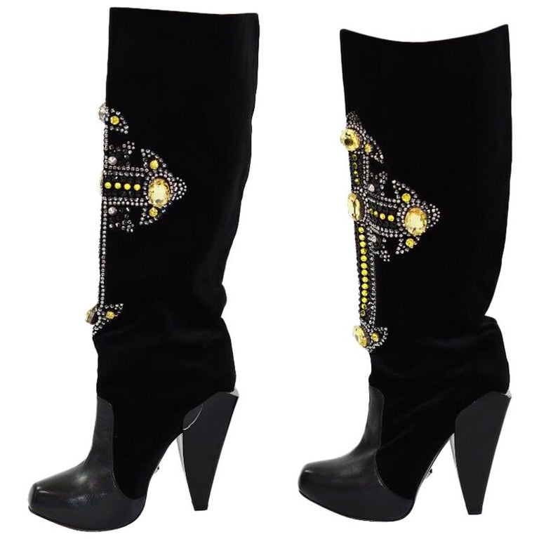 Versace Bottes hauteur genou en velours et cuir ornées d'une croix ornée de  cristaux 40 - 10 En vente sur 1stDibs